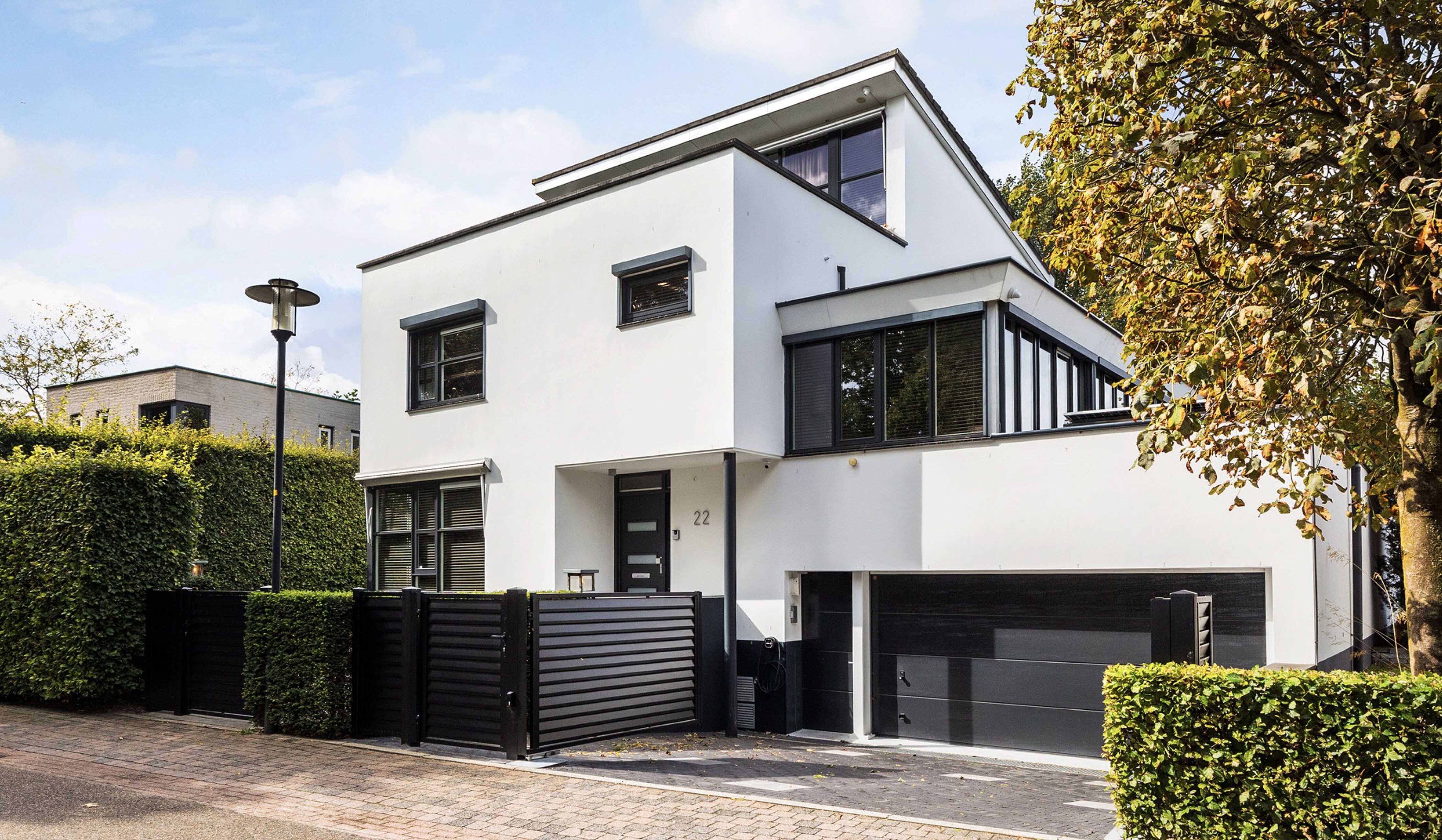 Oud-voetballer Andy van der Meijde verkoopt al na een jaar zijn Apeldoornse miljoenenvilla en rekent