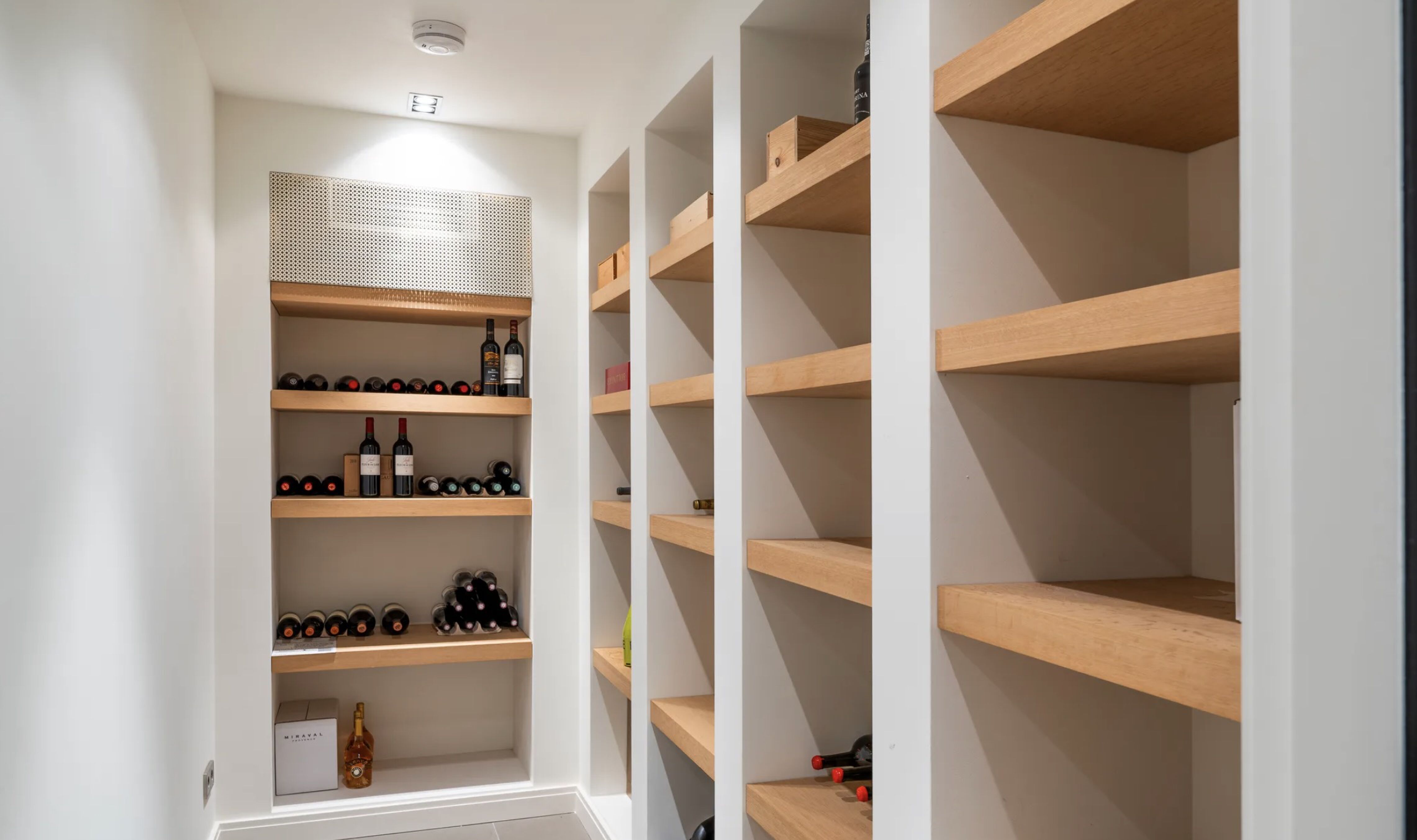 De wijnkelder van de villa in Blaricum