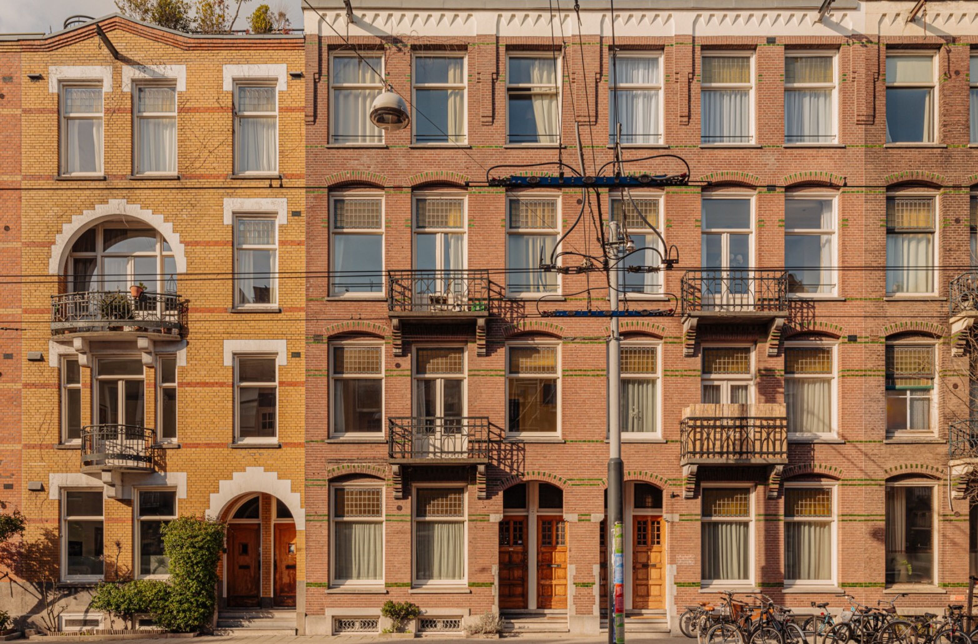 Daan Schuurmans en Bracha van Doesburgh leggen ruim € 1,5 miljoen neer voor benedenwoning in Amsterd