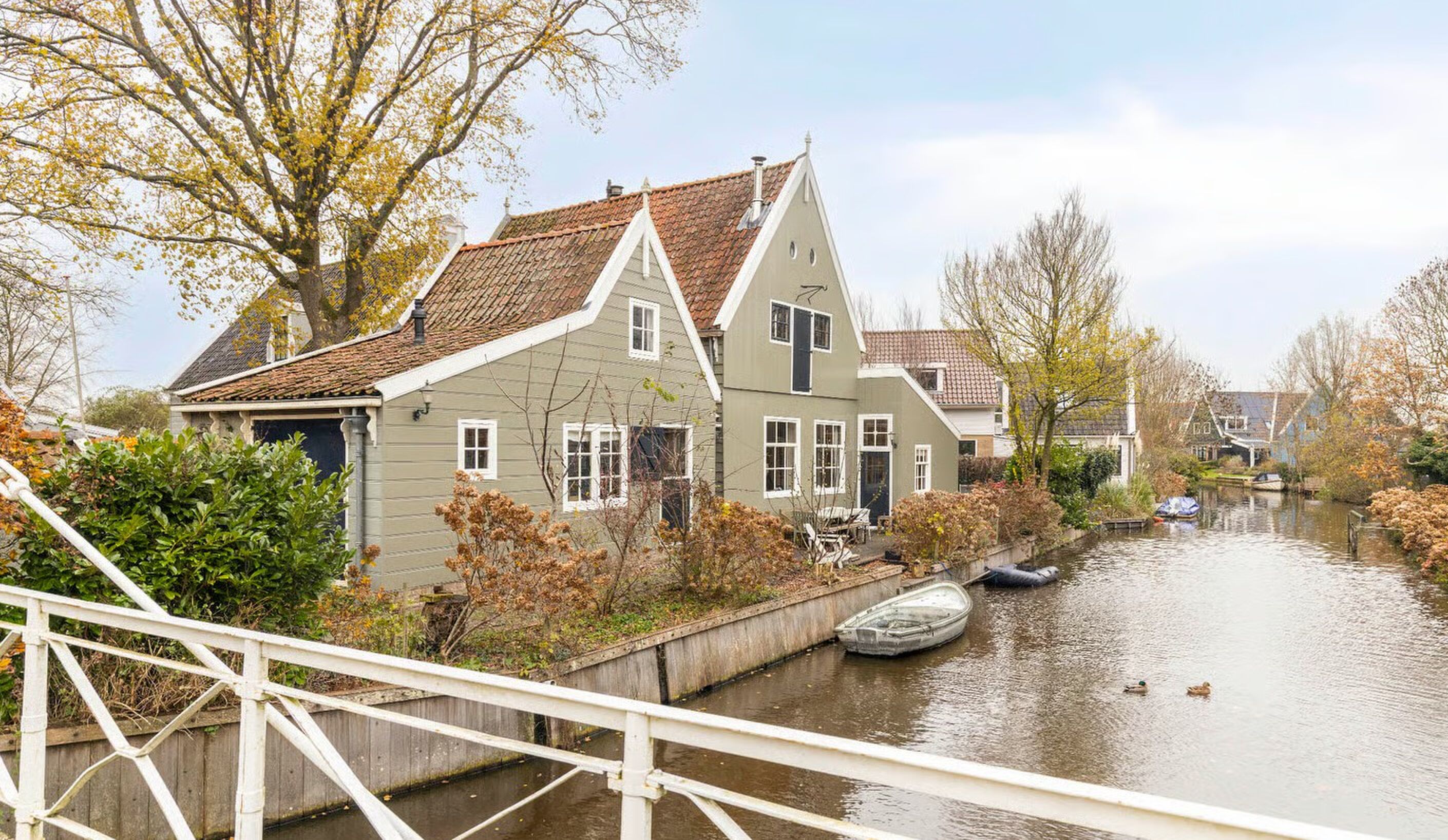 Nederlandse tv-presentator (47) wil ruim € 1,6 miljoen voor woning aan het water onder de rook van A