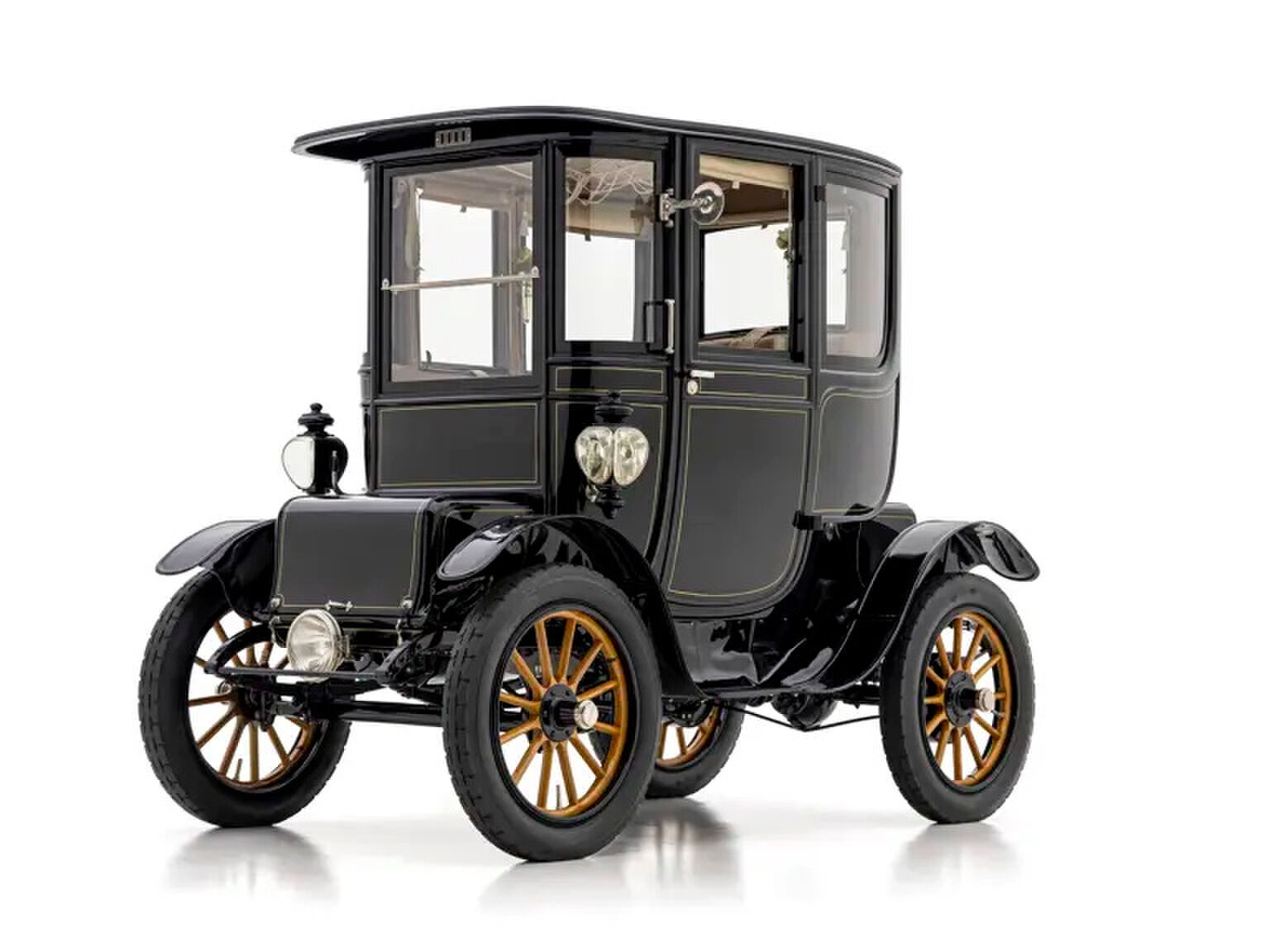 De Baker Electric in zijn glorie tentoongesteld in een studio