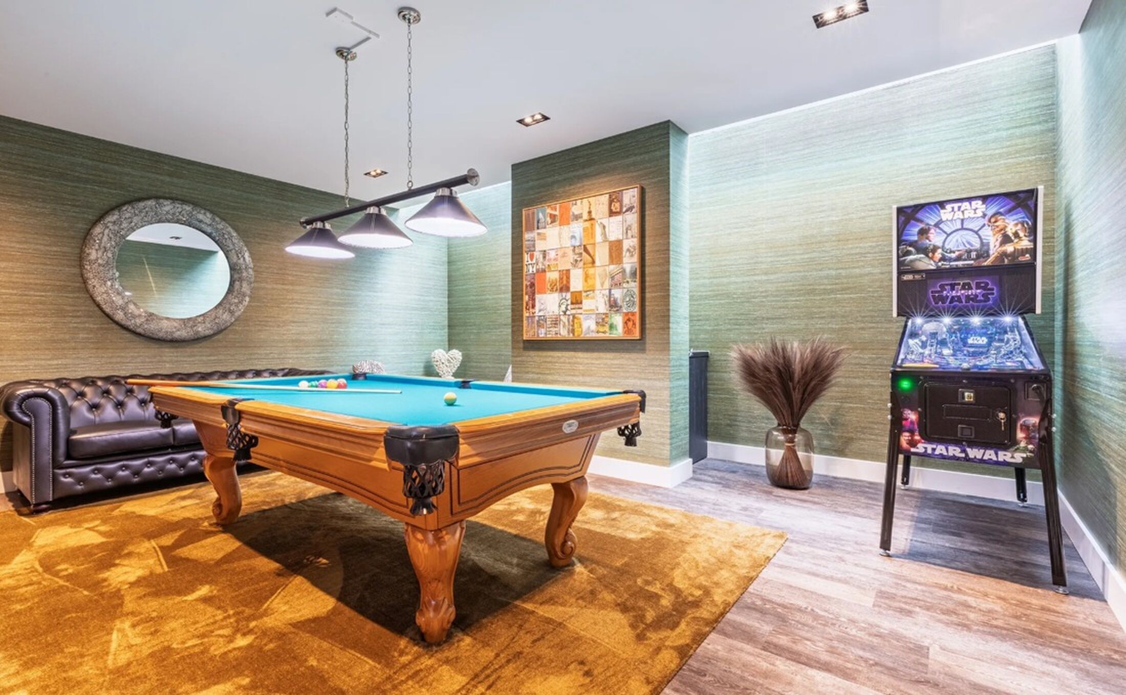 De mancave met pooltafel