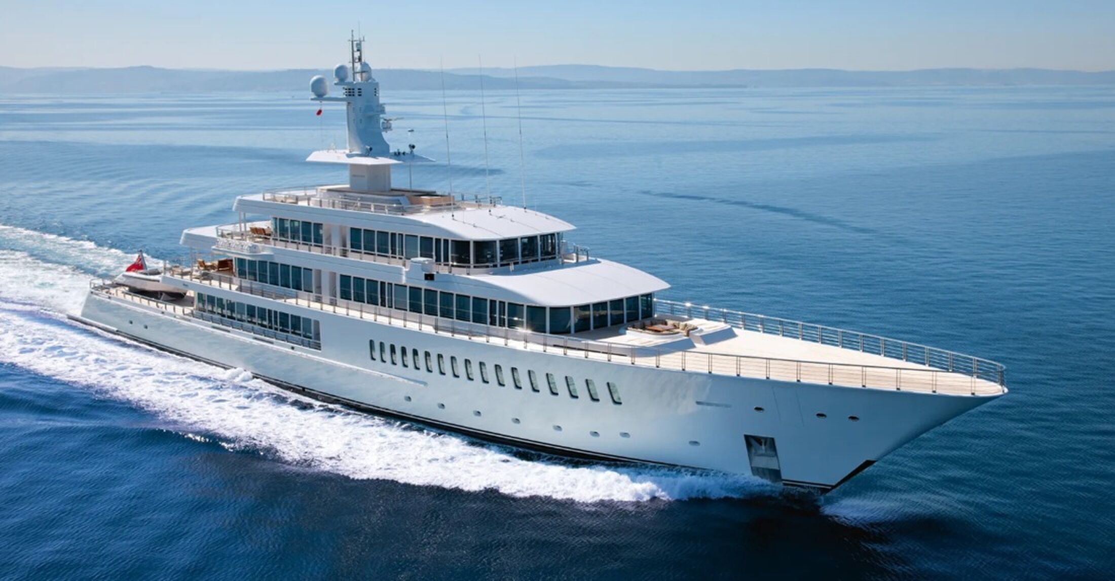 Een Feadship-superjacht dat eigendom is van &eacute;&eacute;n van de miljardairs uit dit artikel