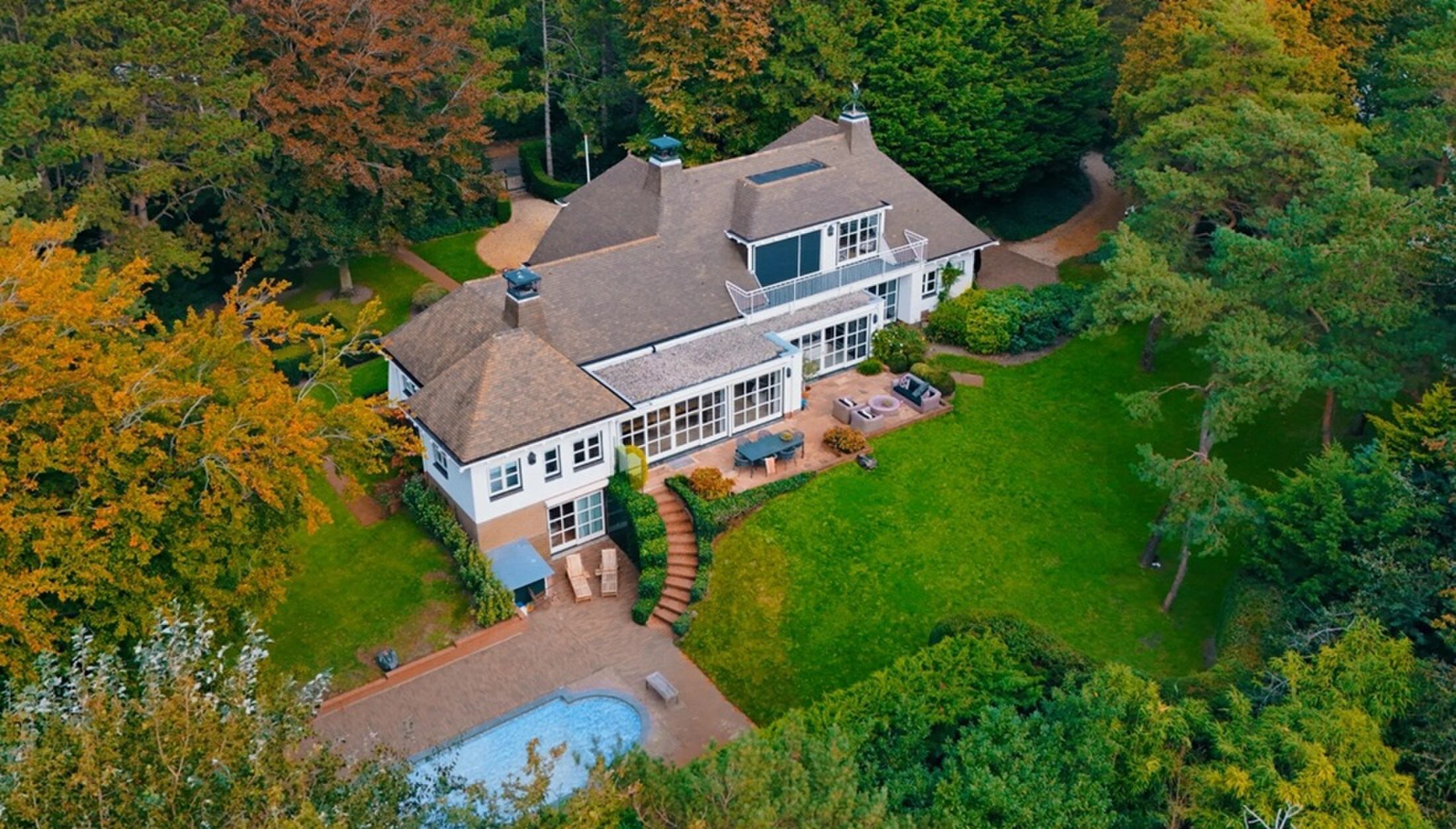 De achterzijde van de duinvilla in Wassenaar