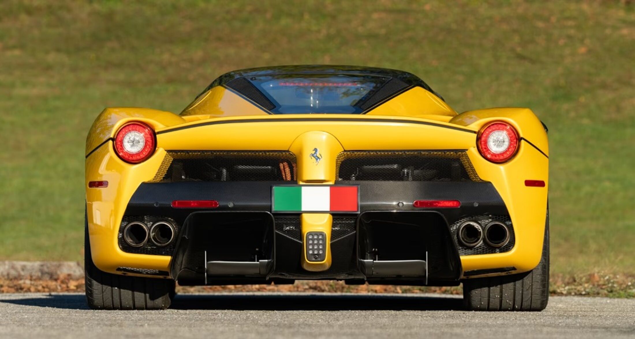 De achterzijde van de gele supercar