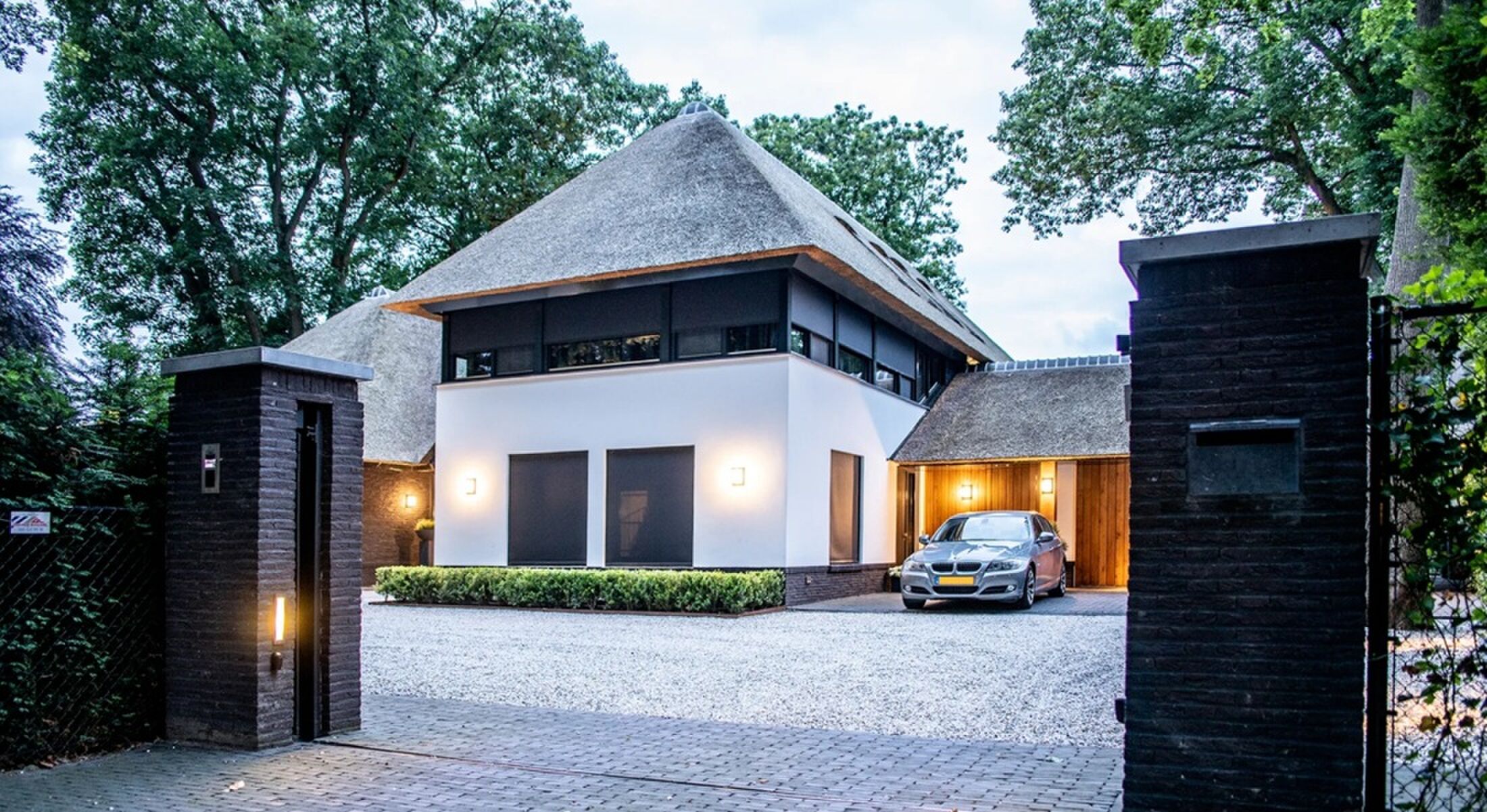 De voorzijde van de villa in 't Gooi