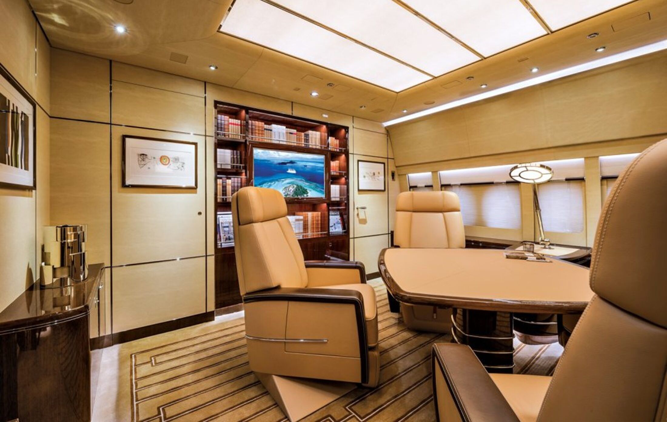 Een zitkamer in het vliegtuig van Donald Trump