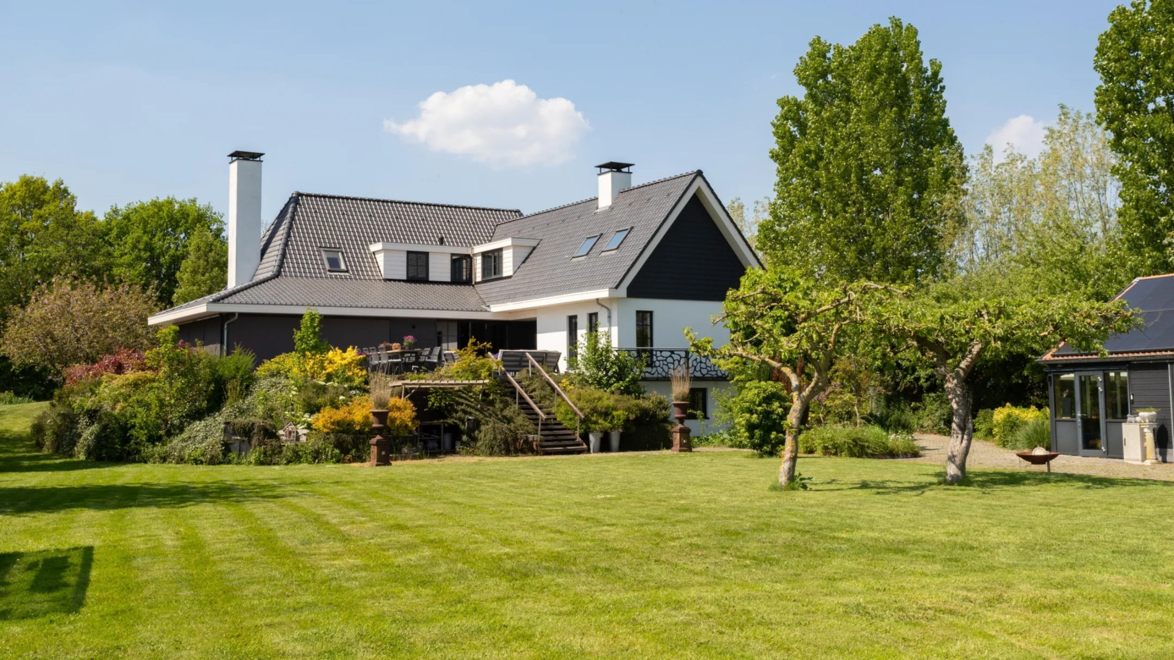 De achterzijde van de villa van Frank Dane