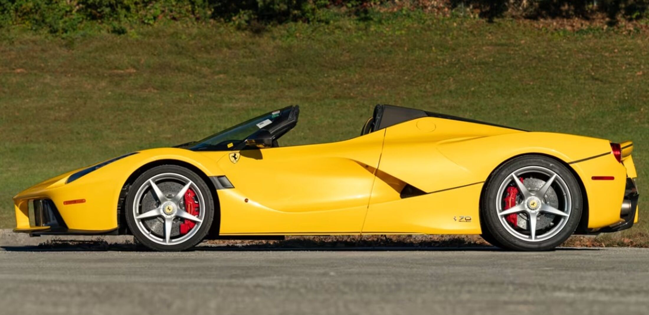 De zijkant van de gele supercar