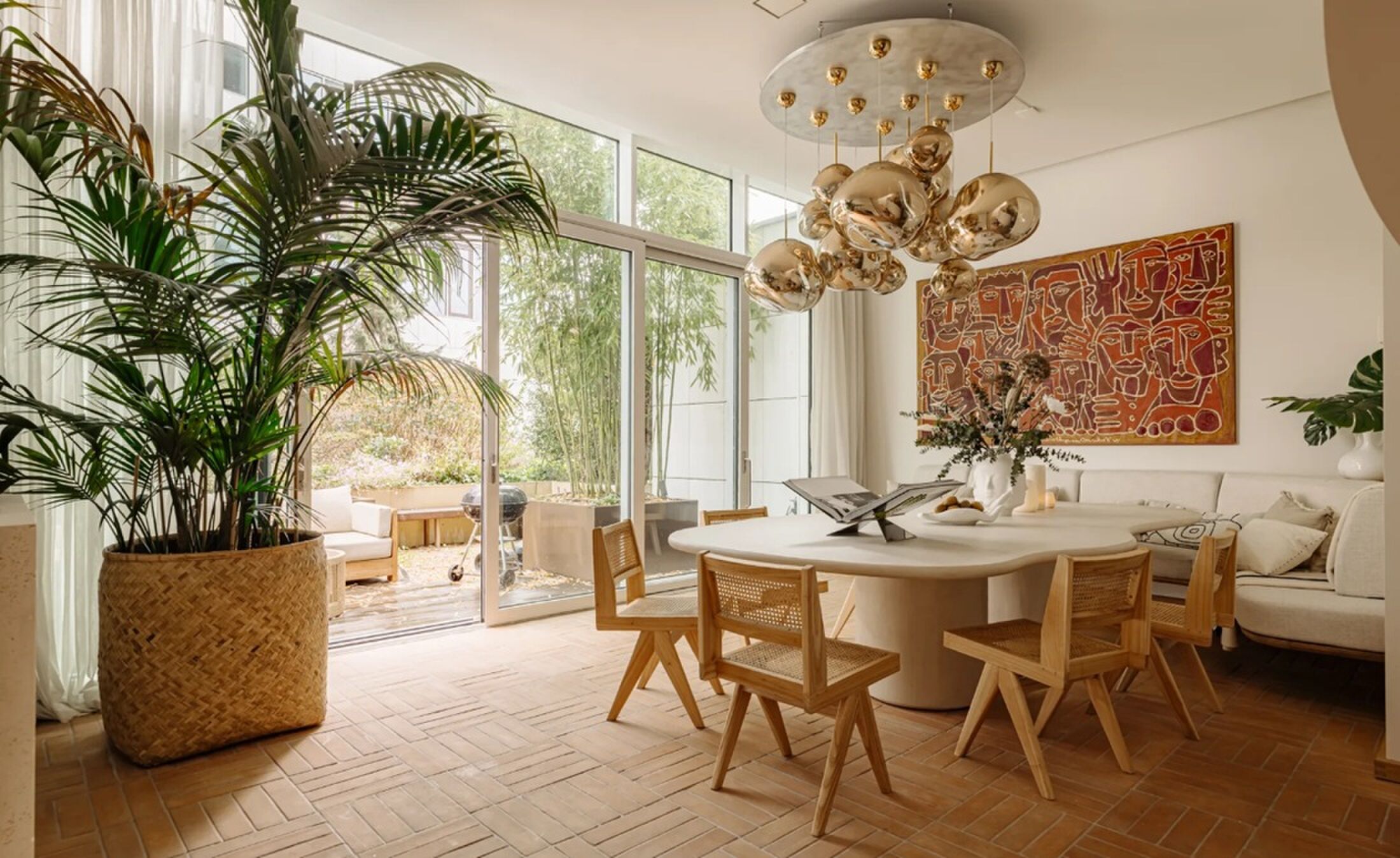 De eetkamer met toegang tot de tuin