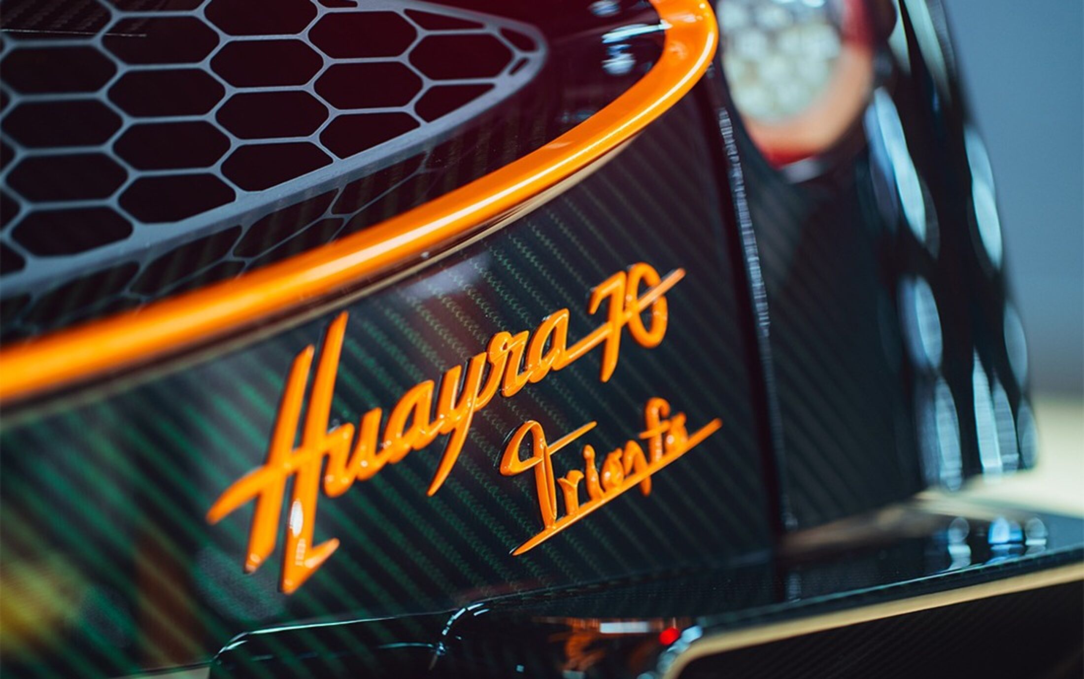 Speciale tekst op de achterkant van de wagen