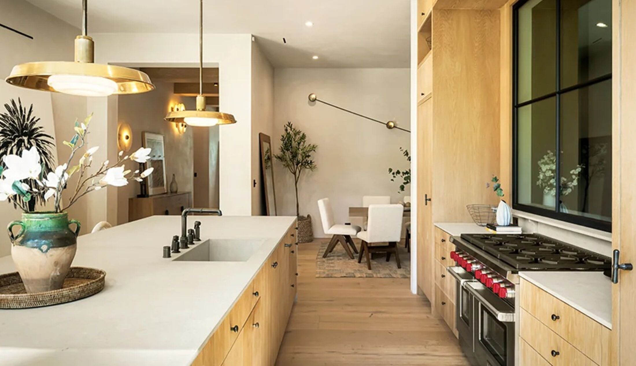 De keuken met kookeiland