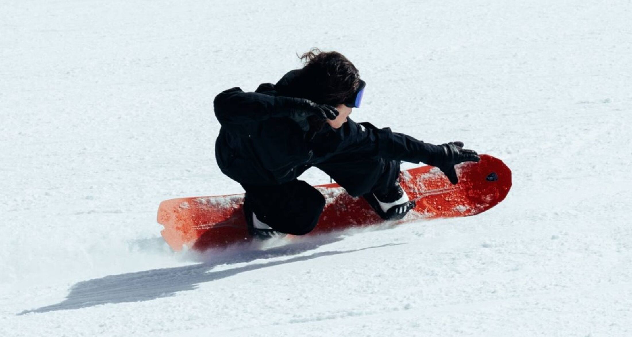 Een snowboarder op het snowboard van Lamborghini