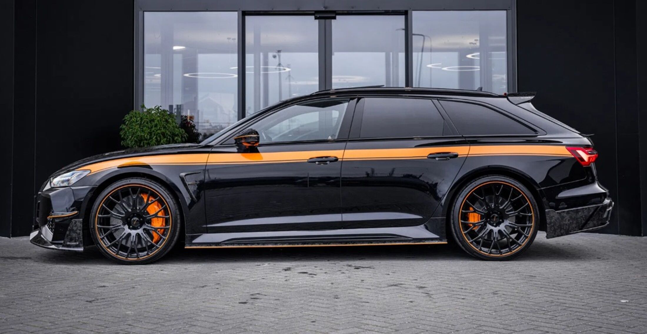 De zijkant van de voormalige Audi van Franck Rib&eacute;ry