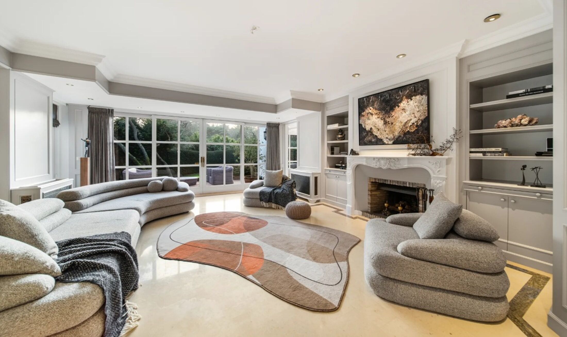 De royale living met uitzicht op de tuin