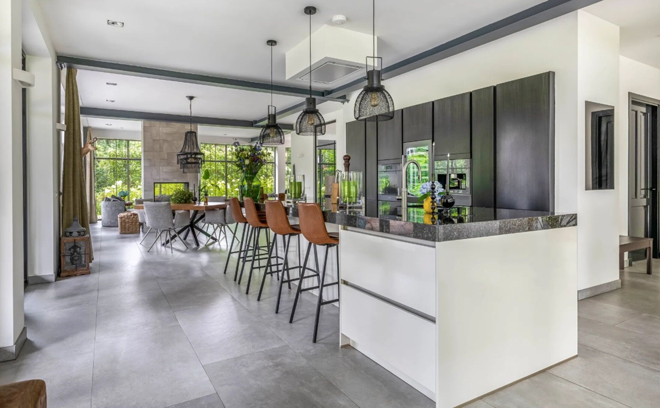 De woonkeuken met uitzicht op de tuin