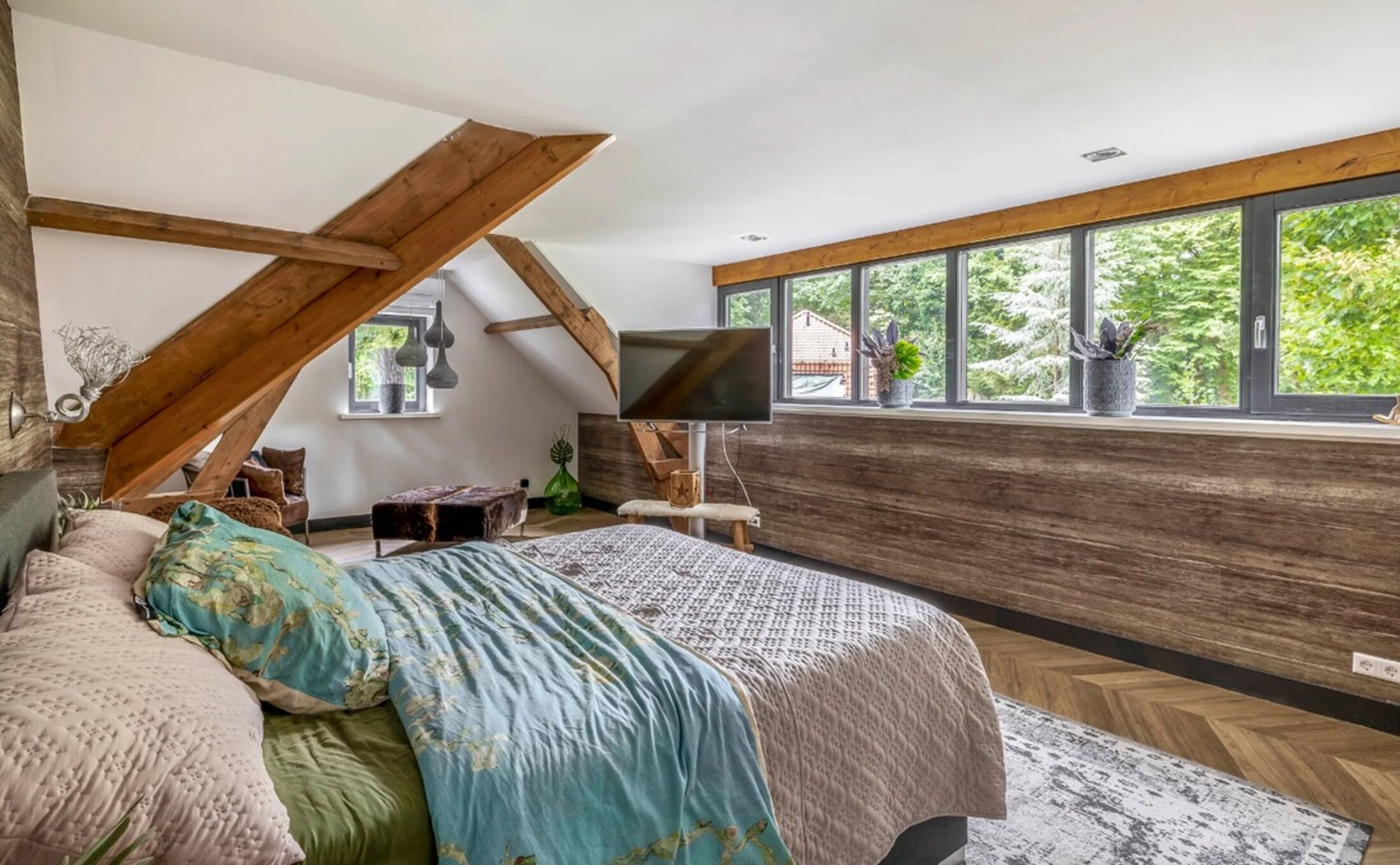 De masterbedroom met kingsize bed