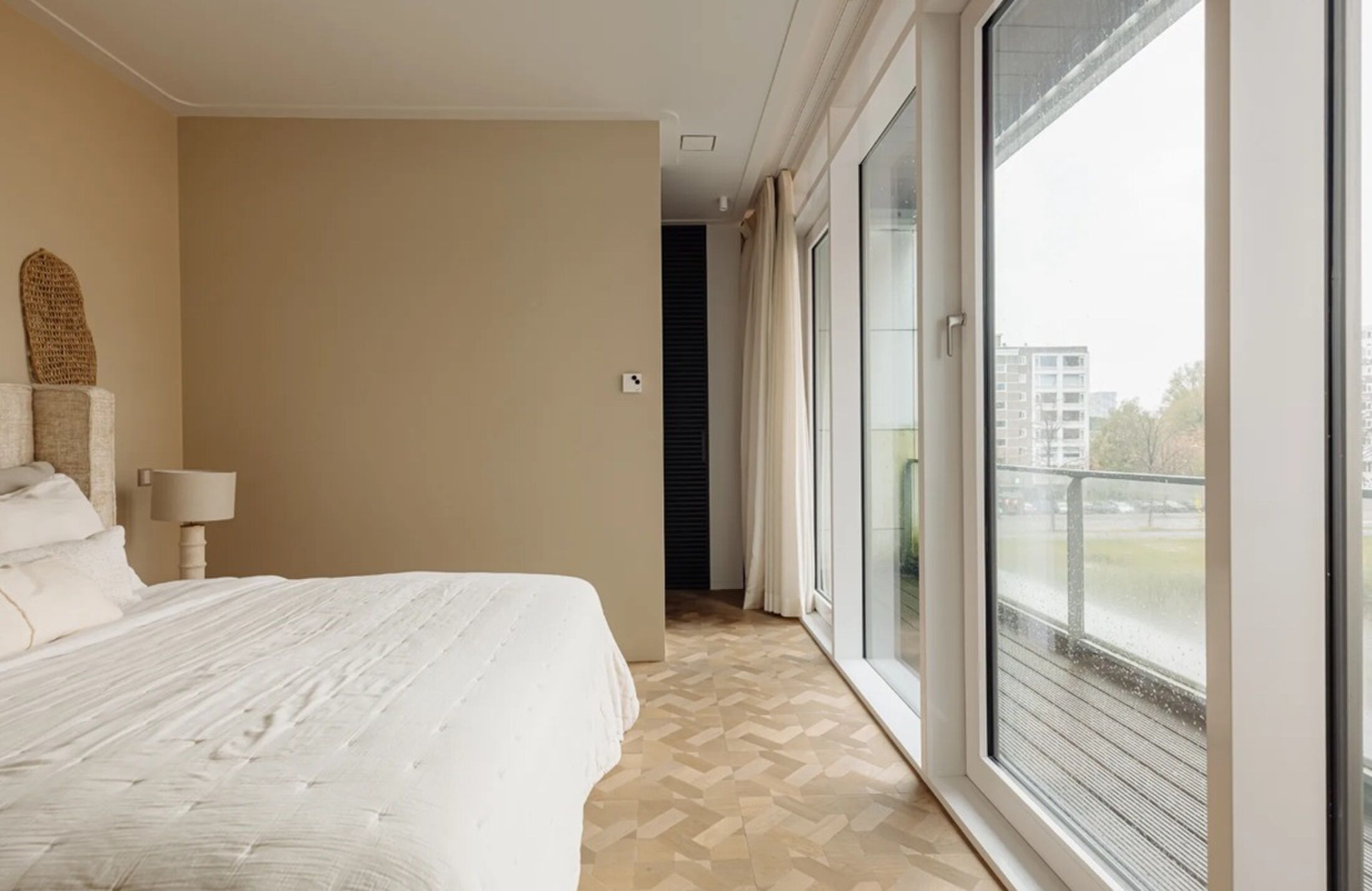 De masterbedroom met en suite badkamer