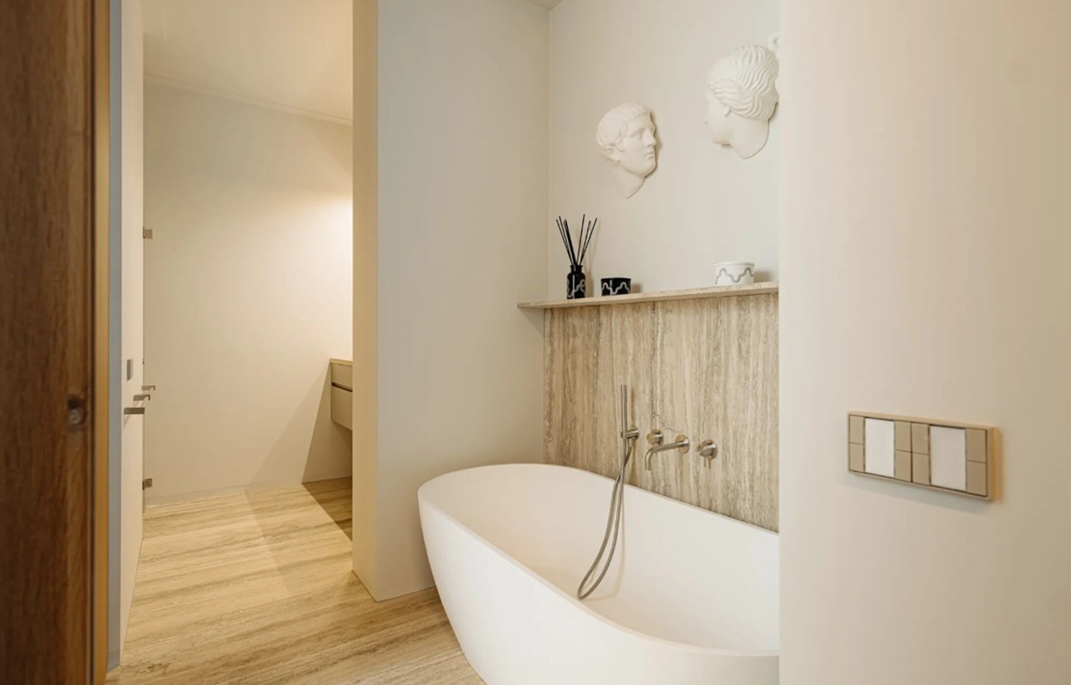 De badkamer met ligbad