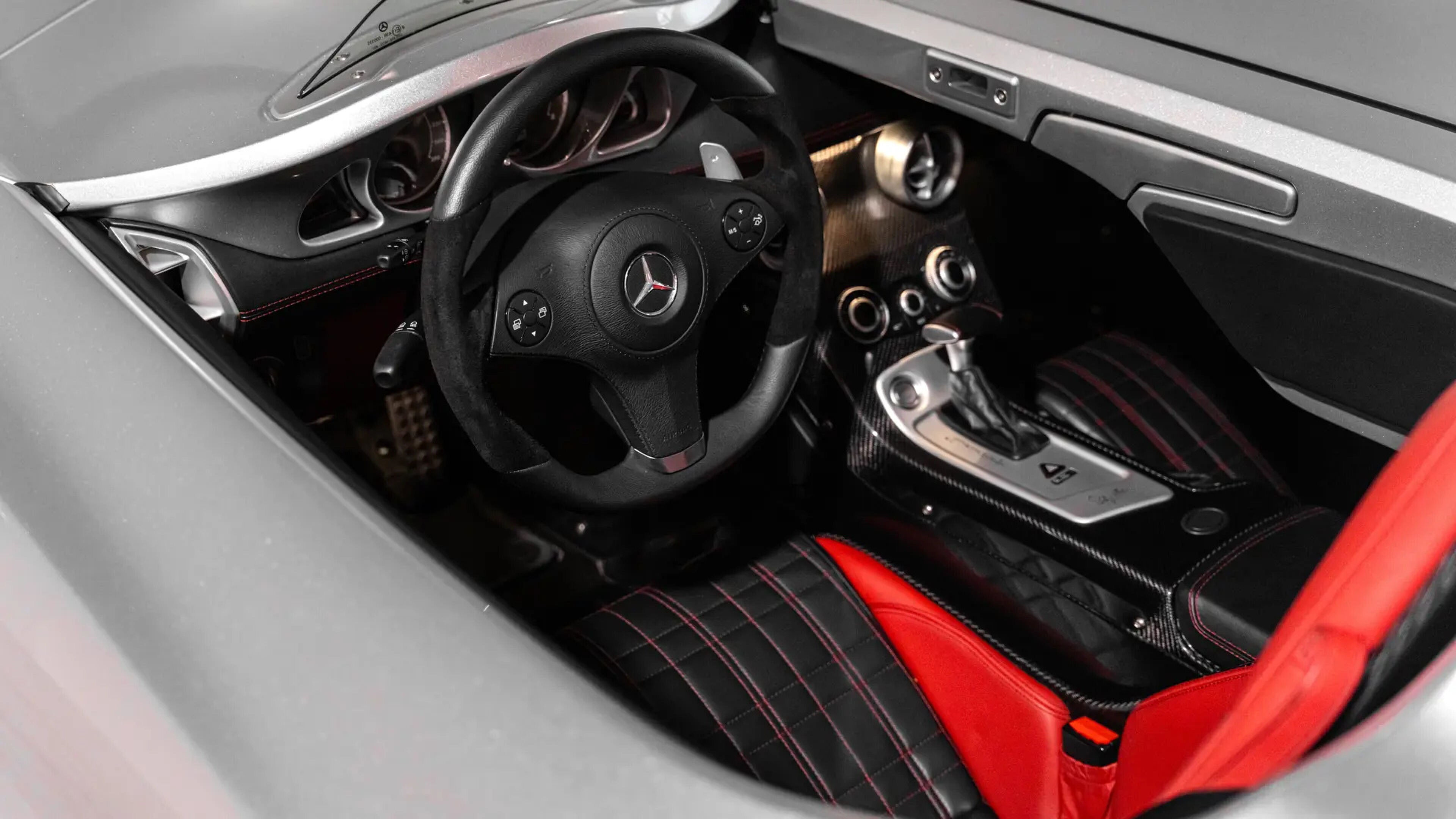 De cockpit van de Open Mercedes-Benz SLR McLaren