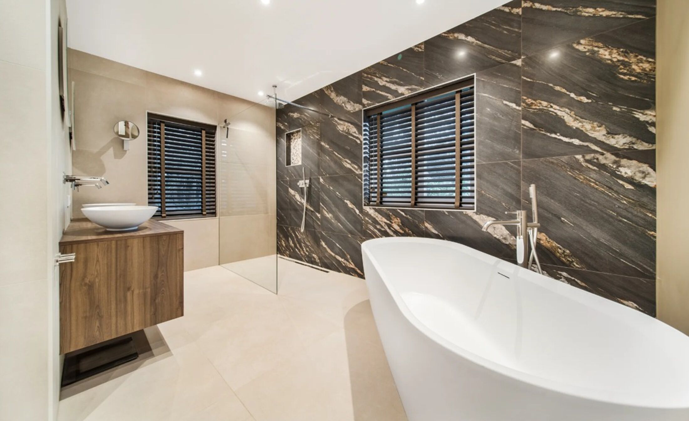 De met marmer afgewerkte badkamer