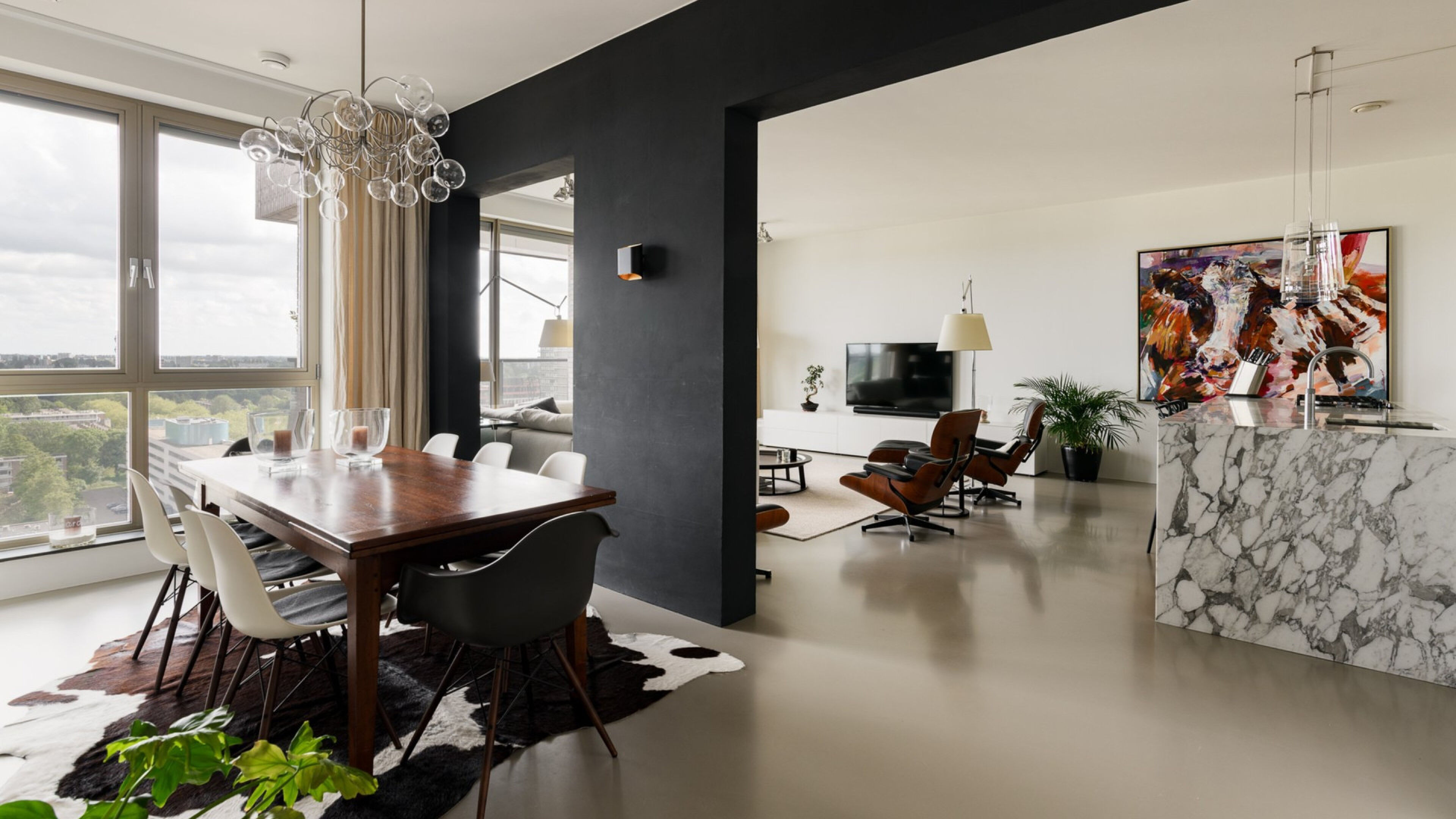 De woonkamer van het appartement van Jorrel Hato