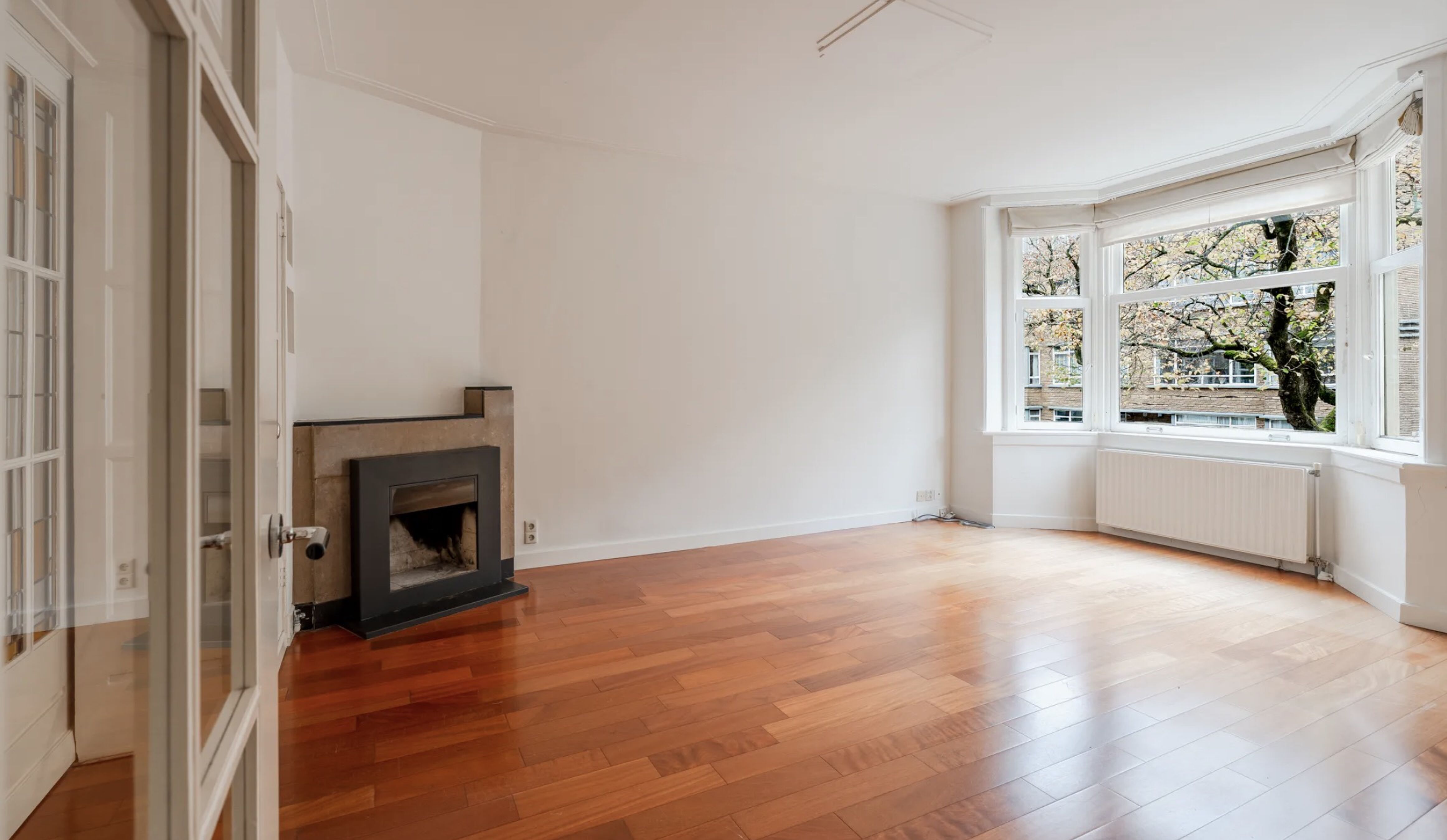 De woonkamer van het appartement van Bridget Maasland in Amsterdam-Zuid