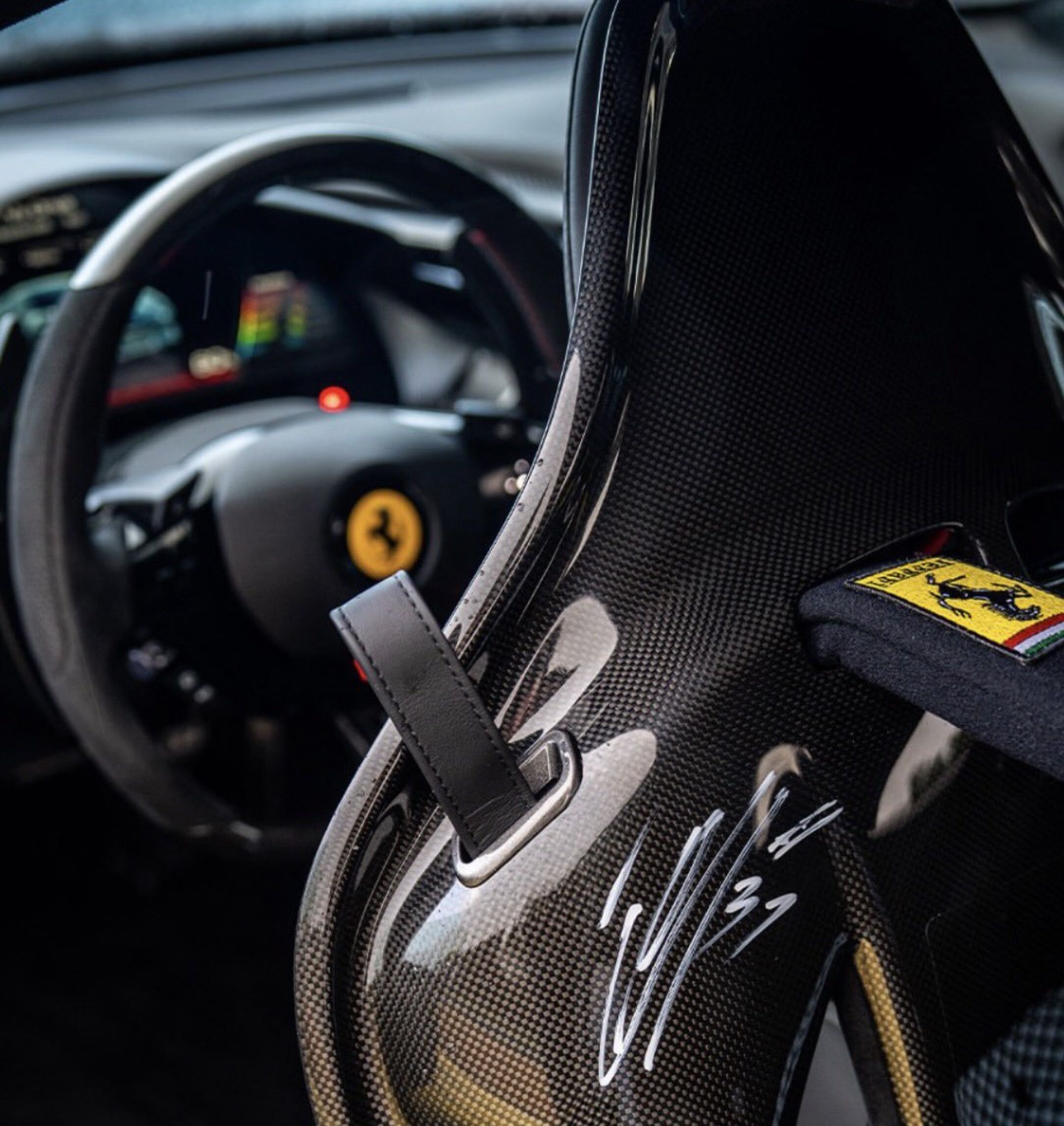 Formule 1-coureur Esteban Ocon neemt al na een jaar afscheid van zijn Ferrari 296 GTB