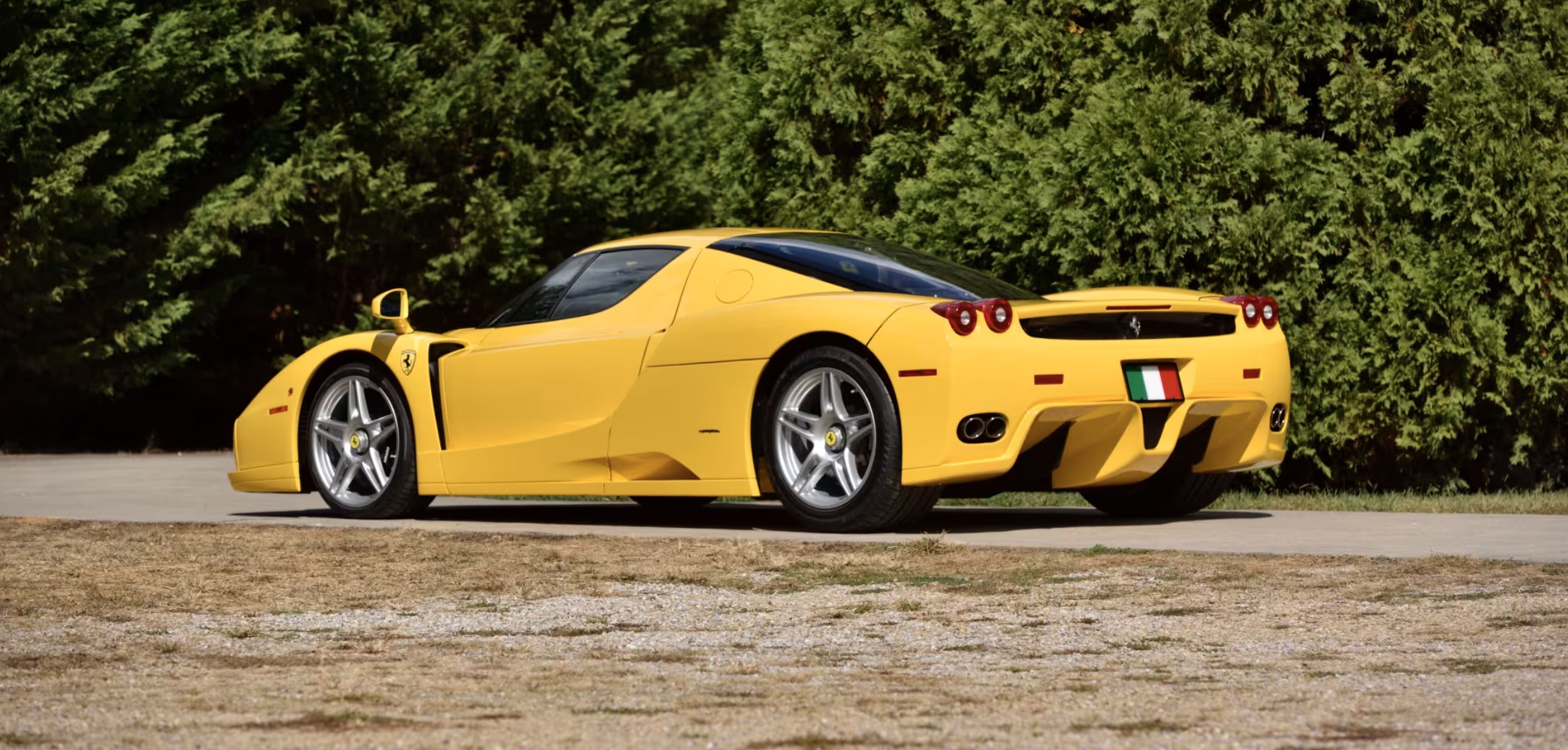 De achterkant van de recordbrekende Ferrari Enzo