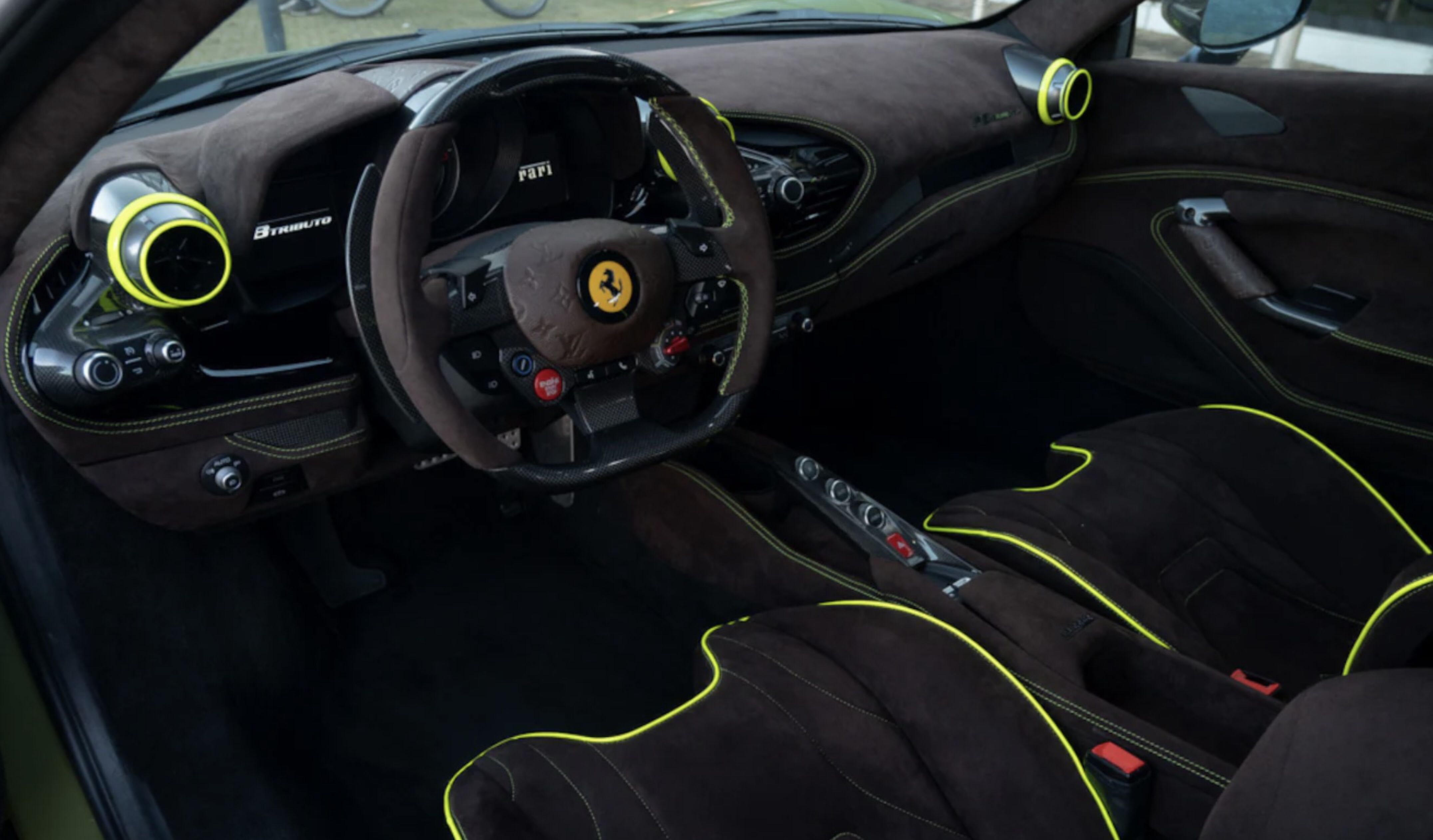 Het interieur van de op Louis Vuitton geïnspireerde Ferrari F8 Tributo