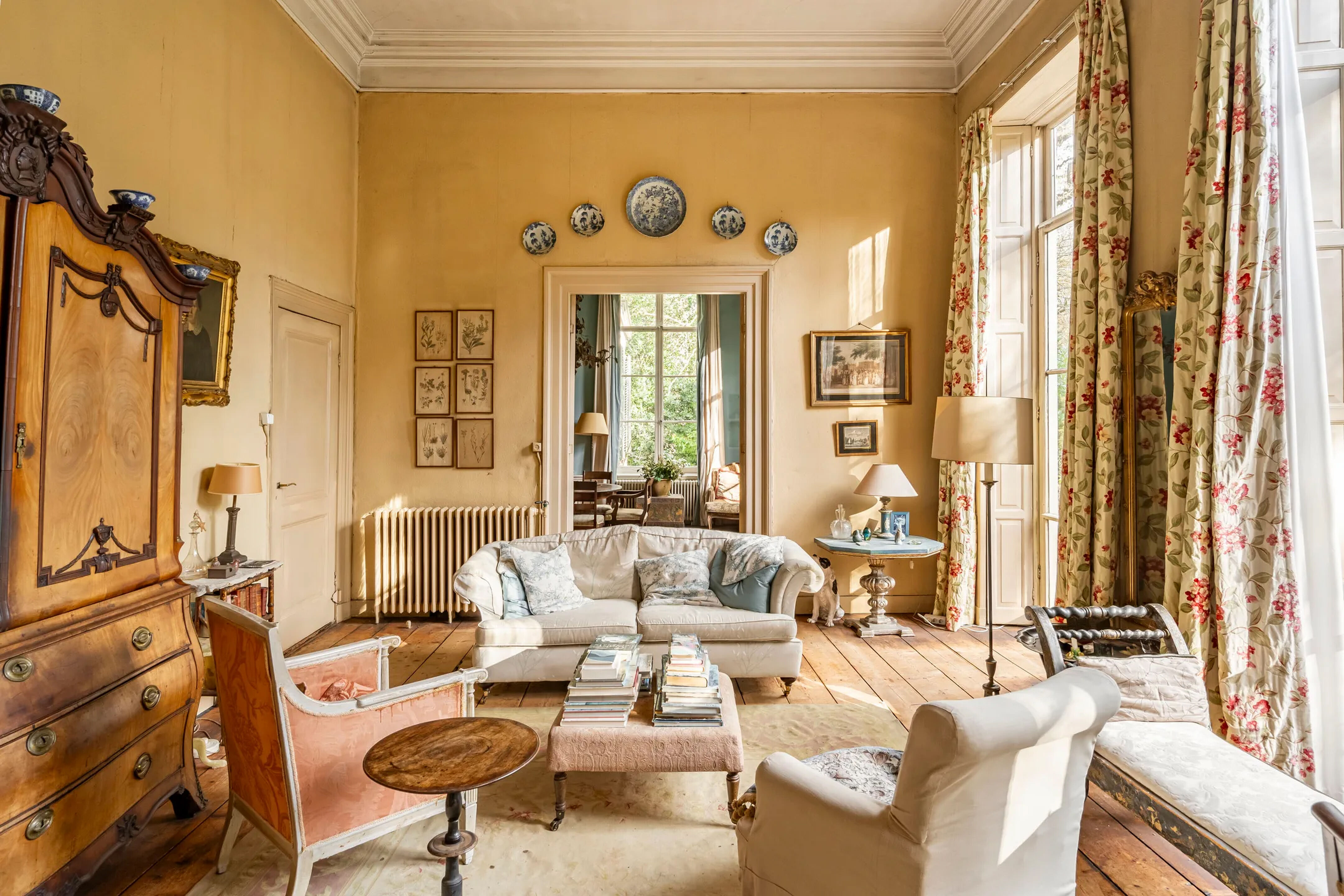 De woonkamer van het rijksmonumentale landhuis in Wassenaar