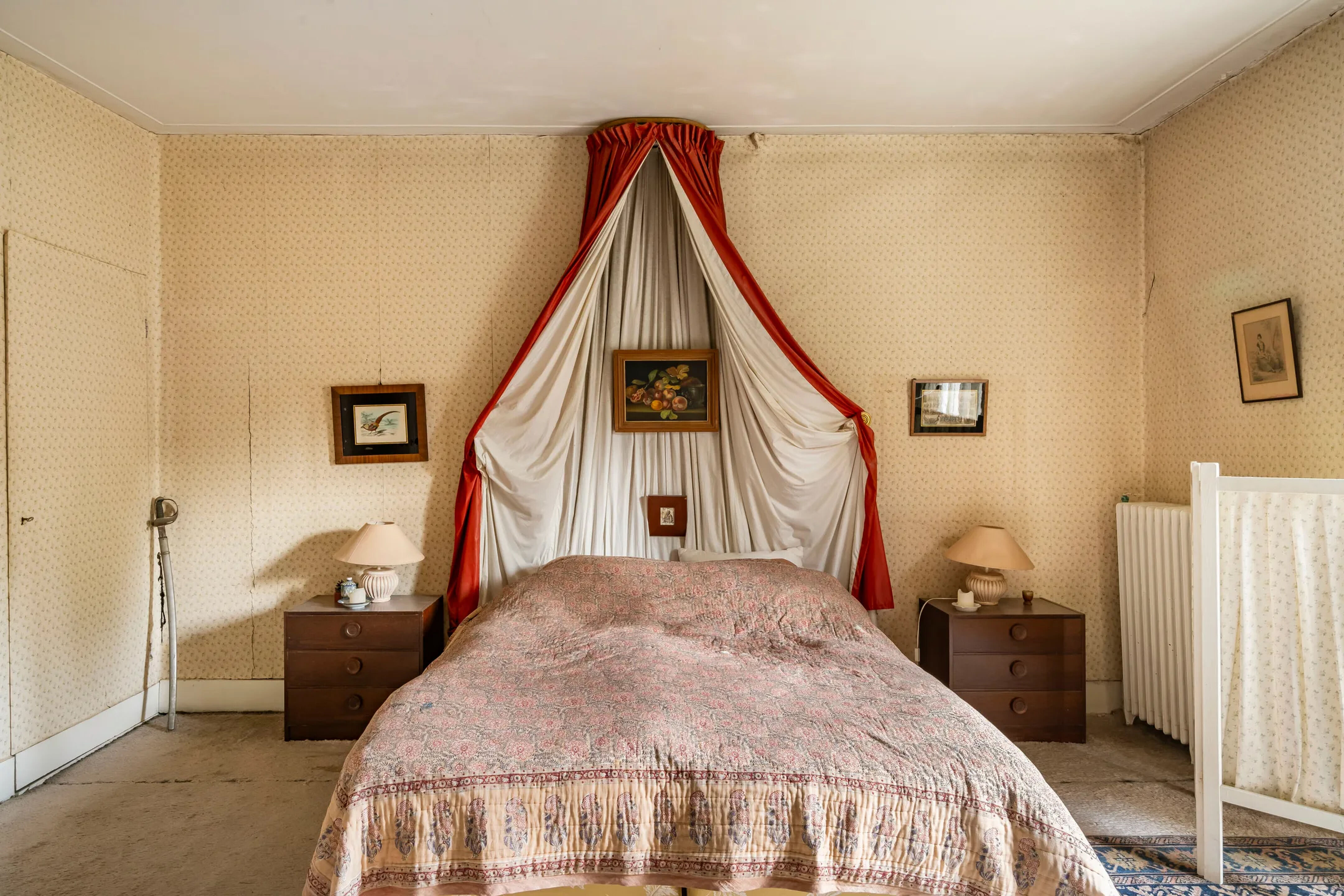 De slaapkamer in het rijksmonumentale landhuis in Wassenaar