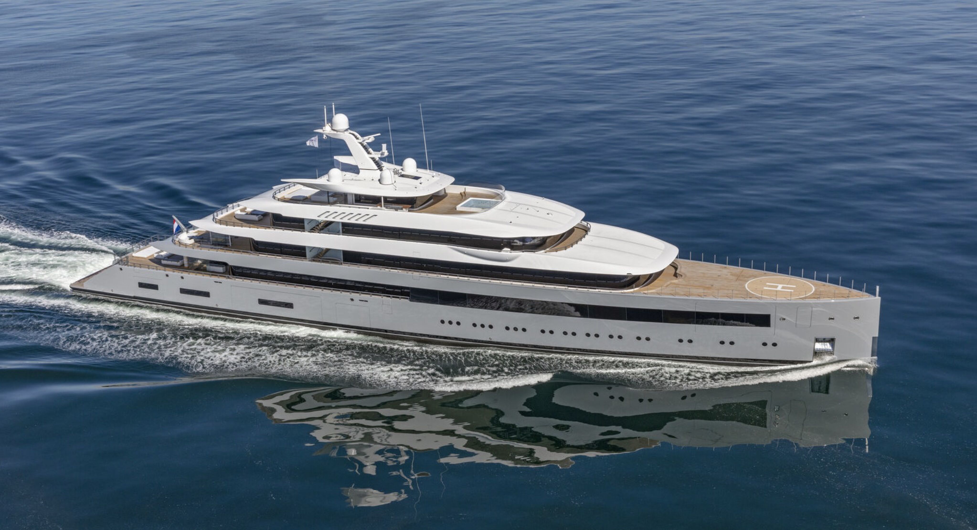 Het superjacht Moonrise van Jan Koum