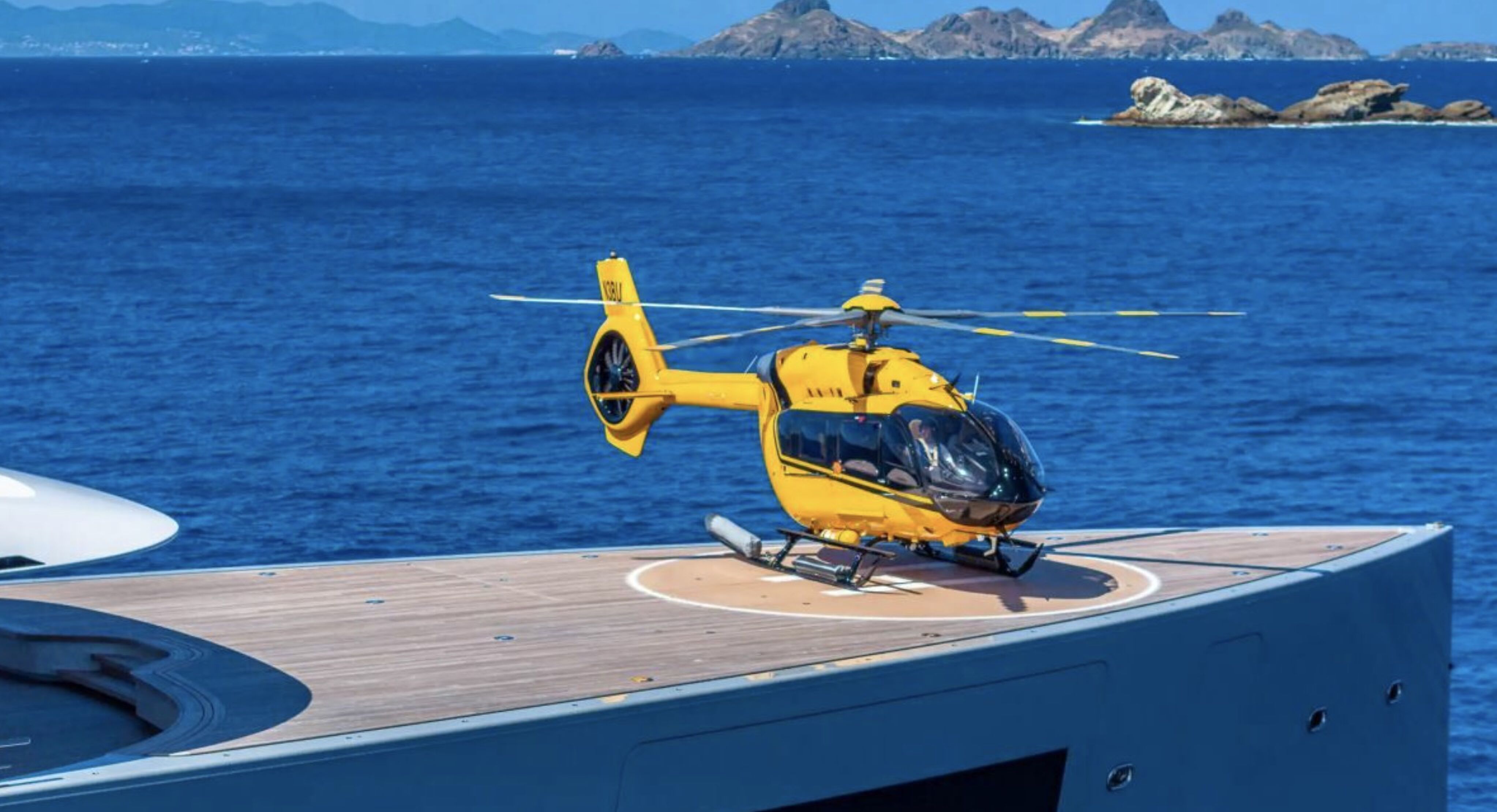 Het helikopterplatform op het superjacht Moonrise