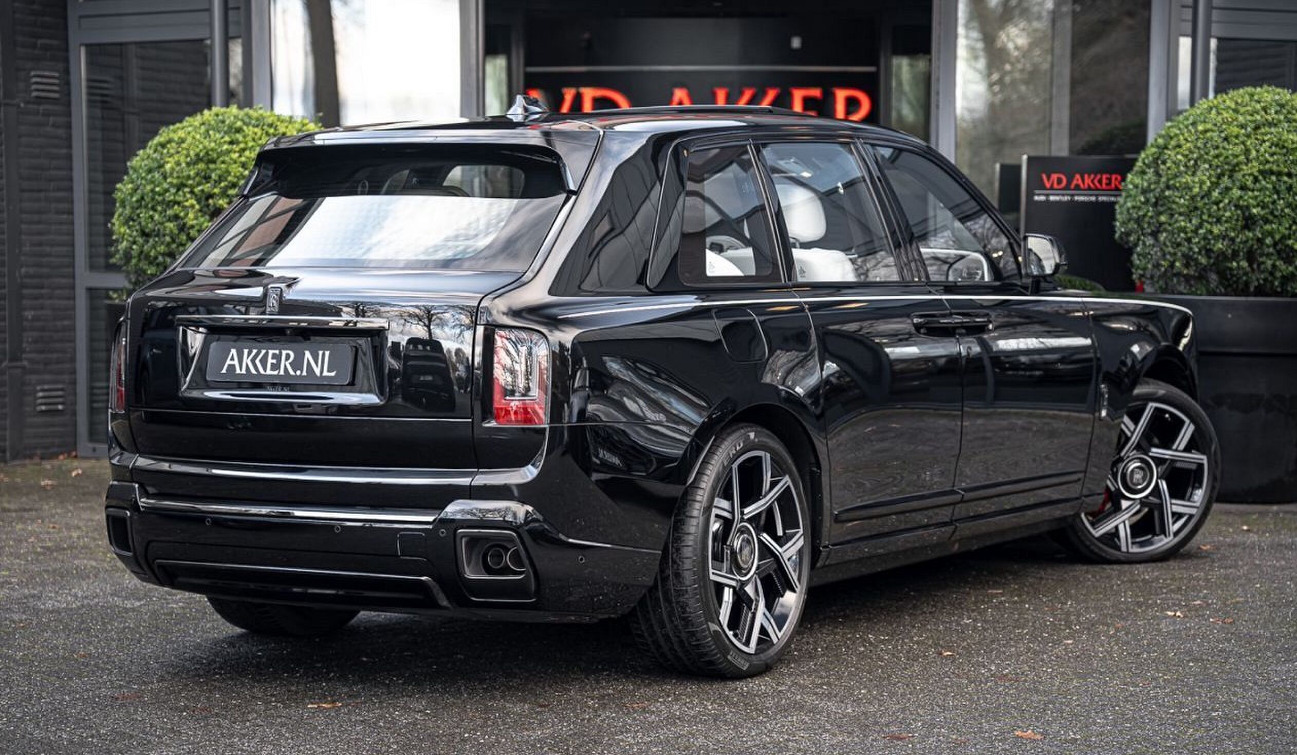 De Rolls-Royce Cullinan bij VD Akker