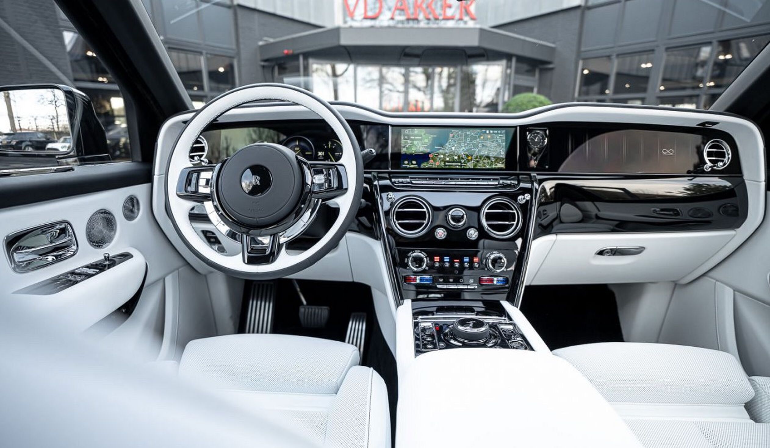 Het interieur van de Rolls-Royce Cullinan bij VD Akker