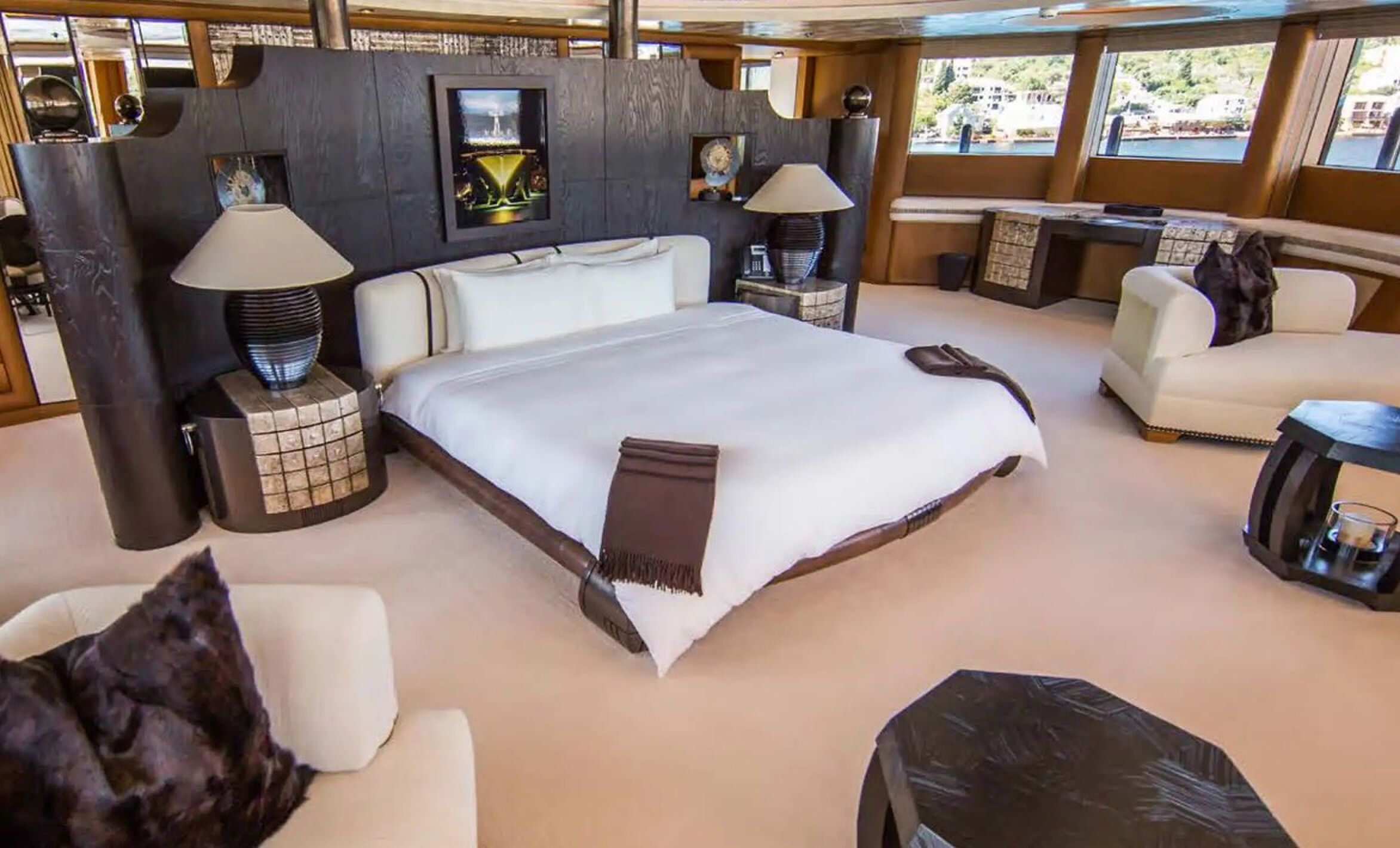 De slaapkamer van het superjacht Pelorus van de Duitse scheepswerf L&uuml;rssen