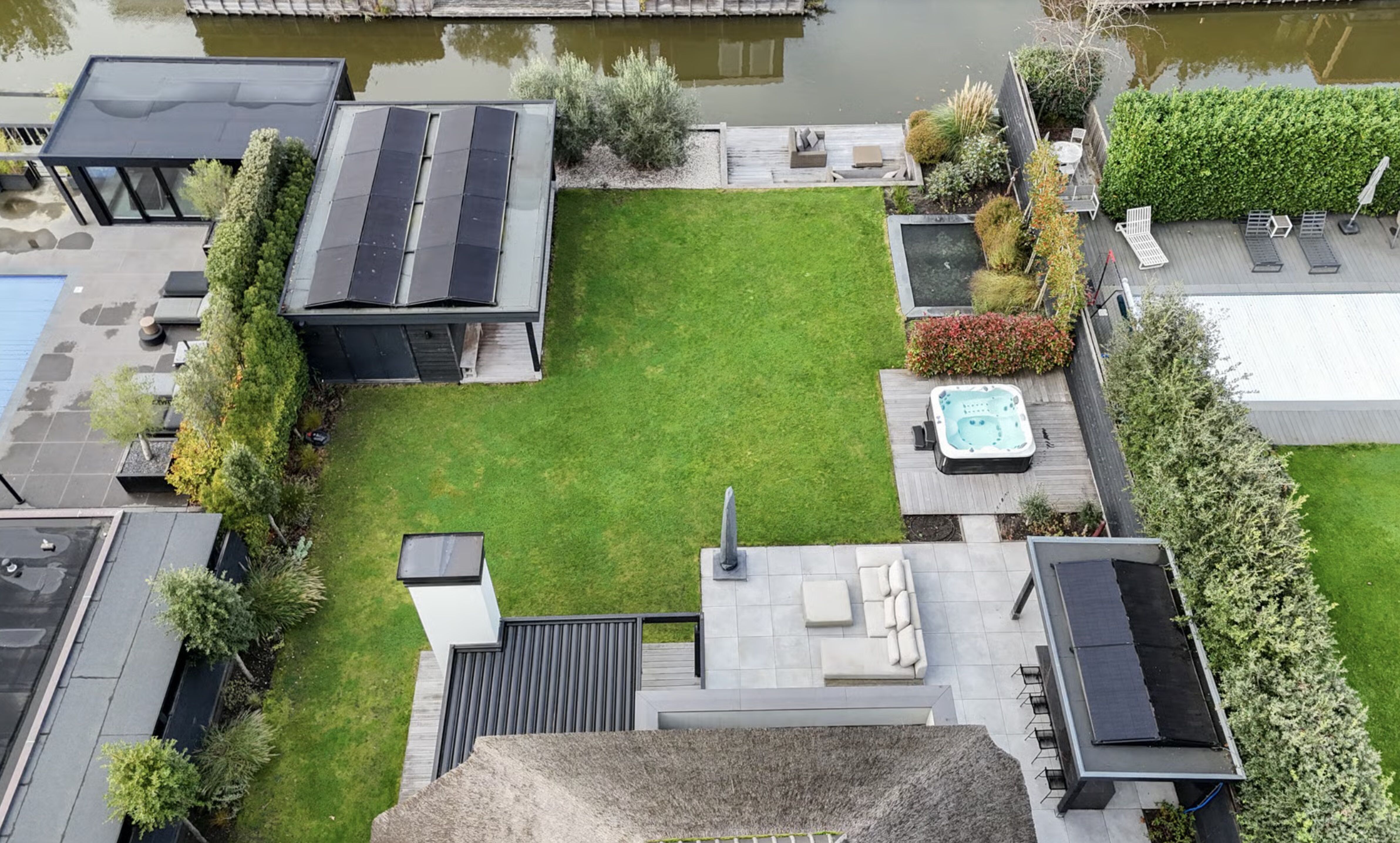 De tuin van de villa in Aalsmeer