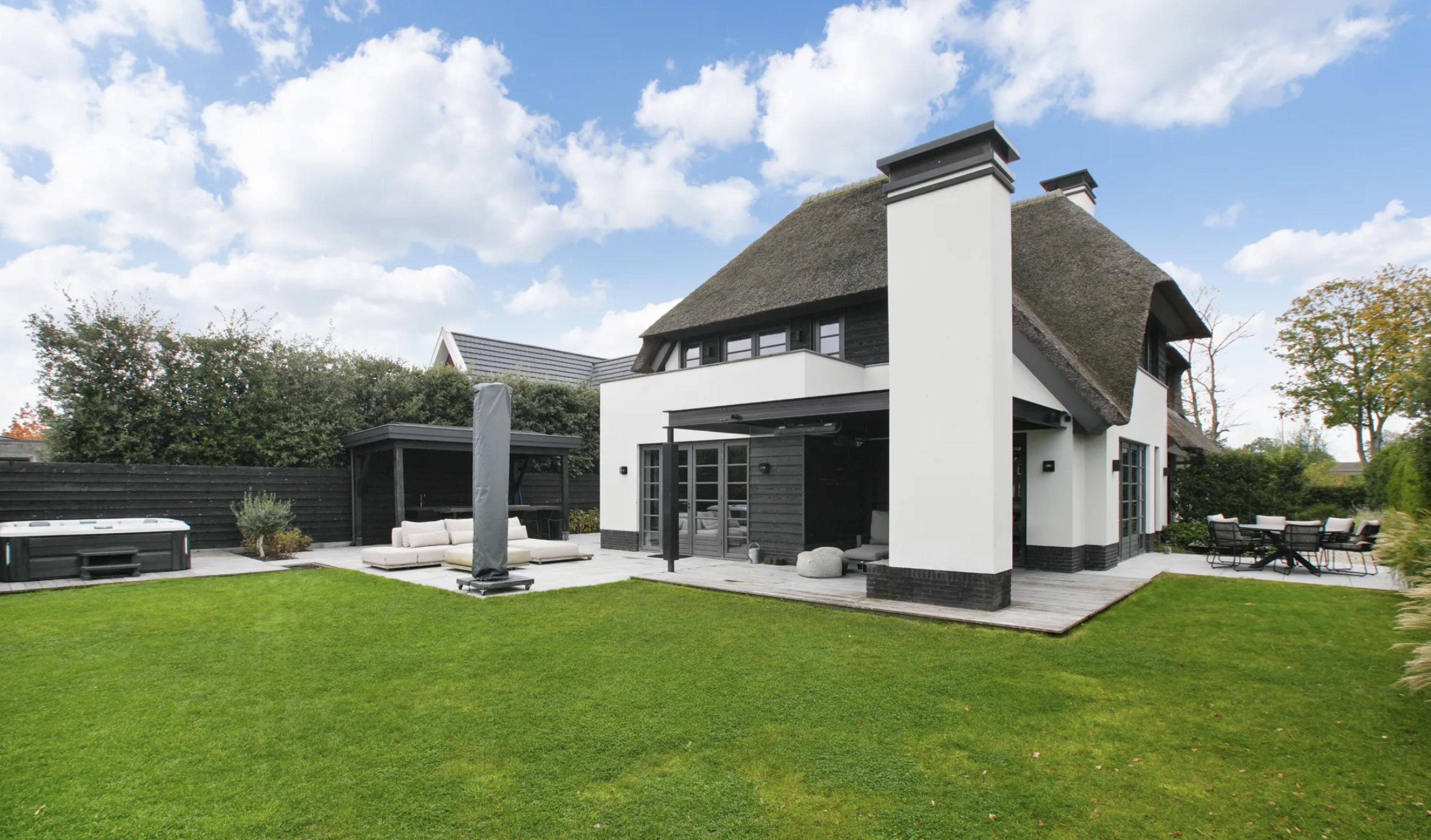 De achterkant van de villa in Aalsmeer