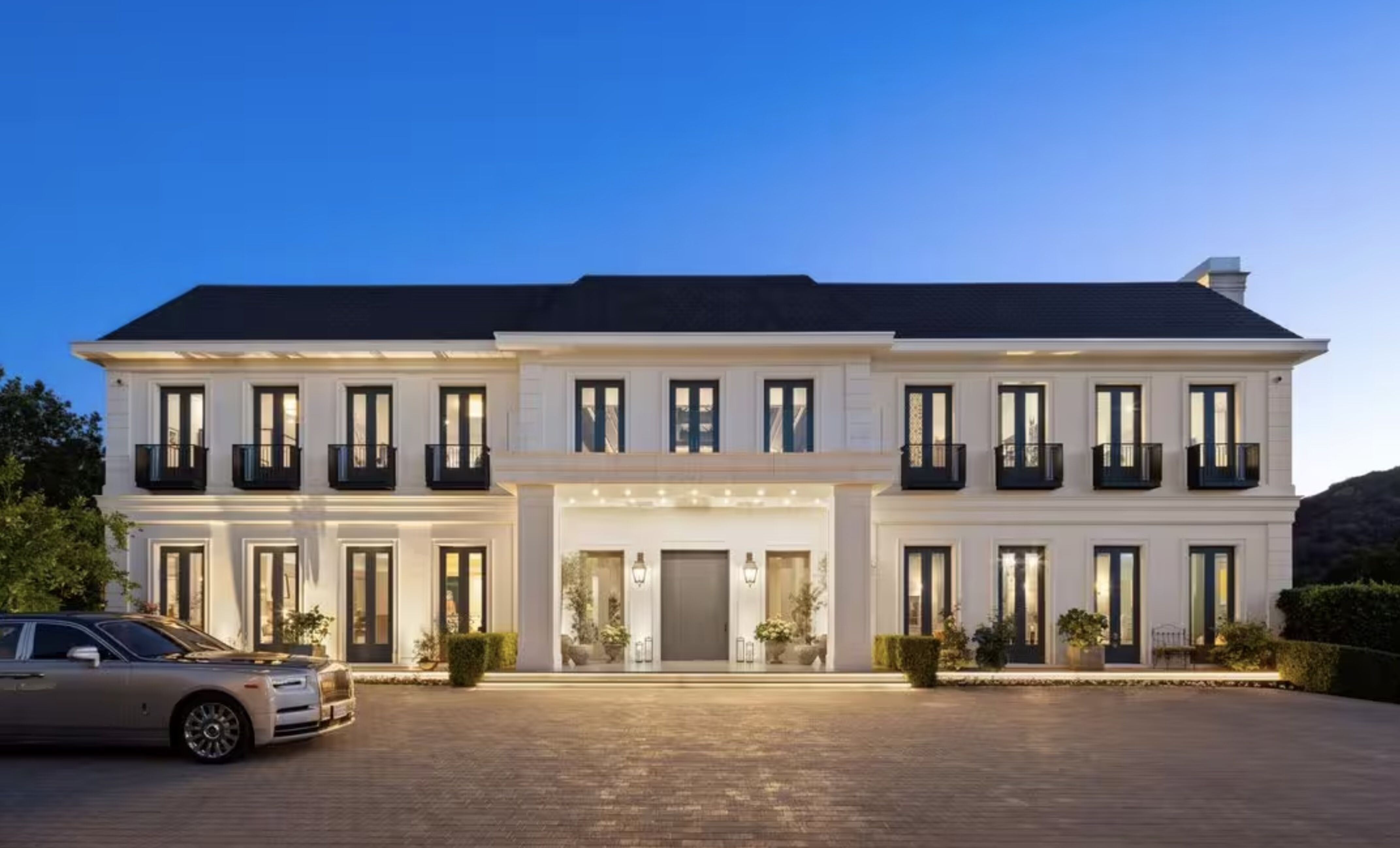 Het vooraanzicht van de villa van Jennifer Lopez in Beverly Hills