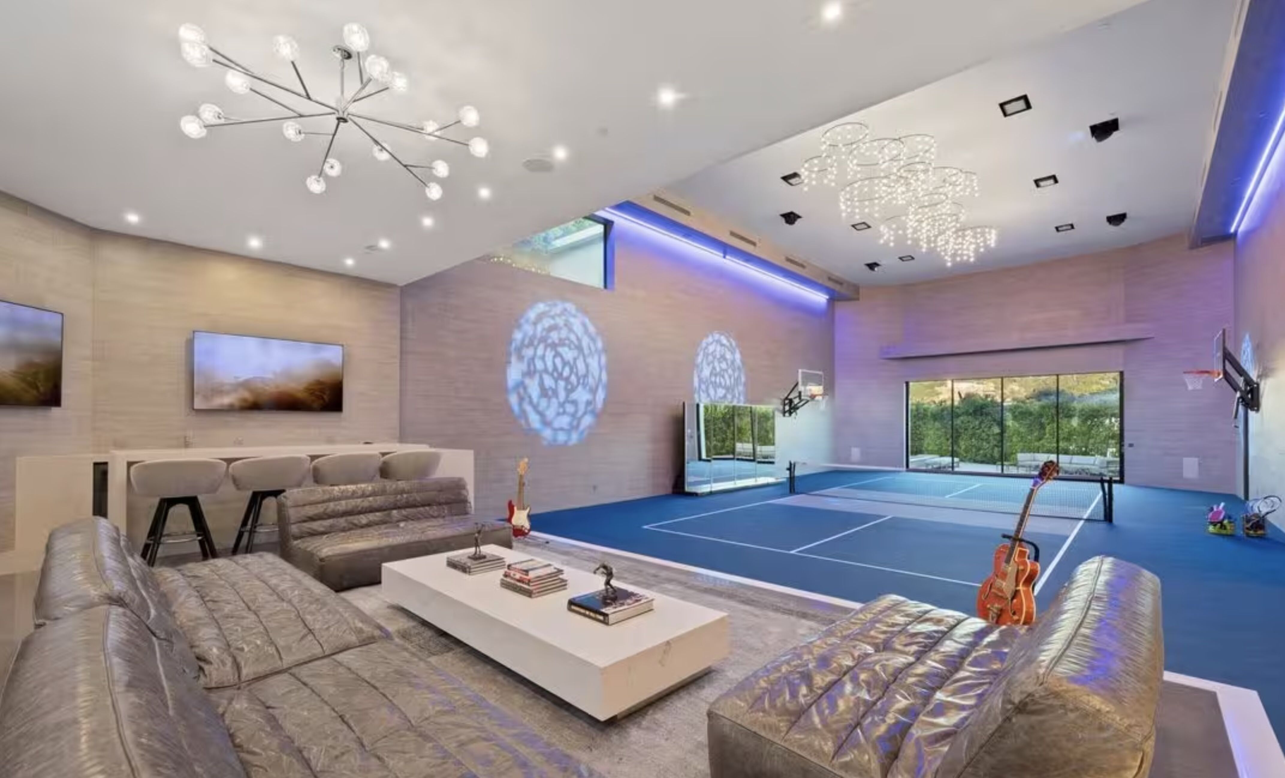 De indoor tennisbaan in de villa van Jennifer Lopez in Beverly Hills