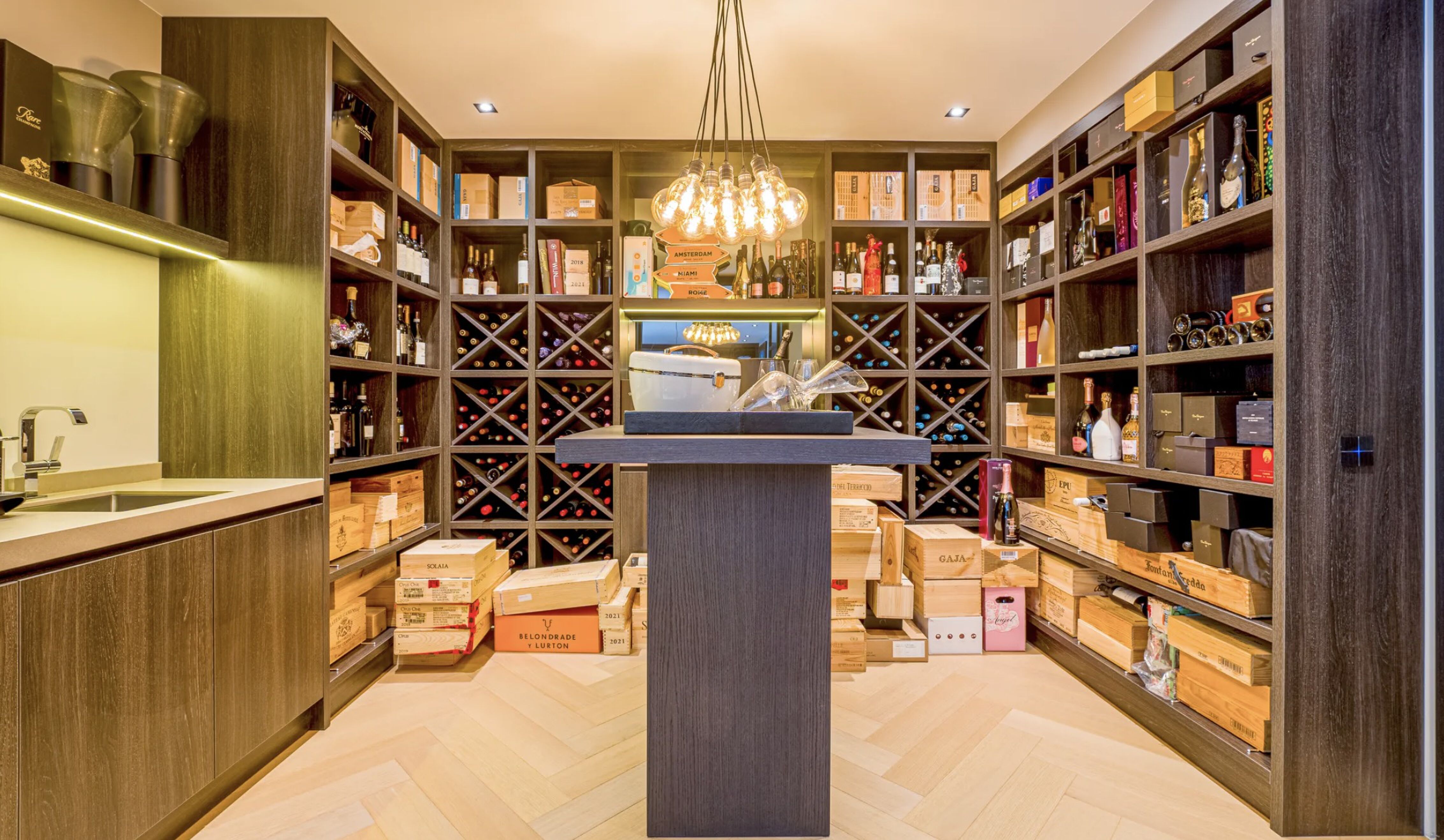 De wijnkelder in de villa van Eelko van Kooten in Blaricum