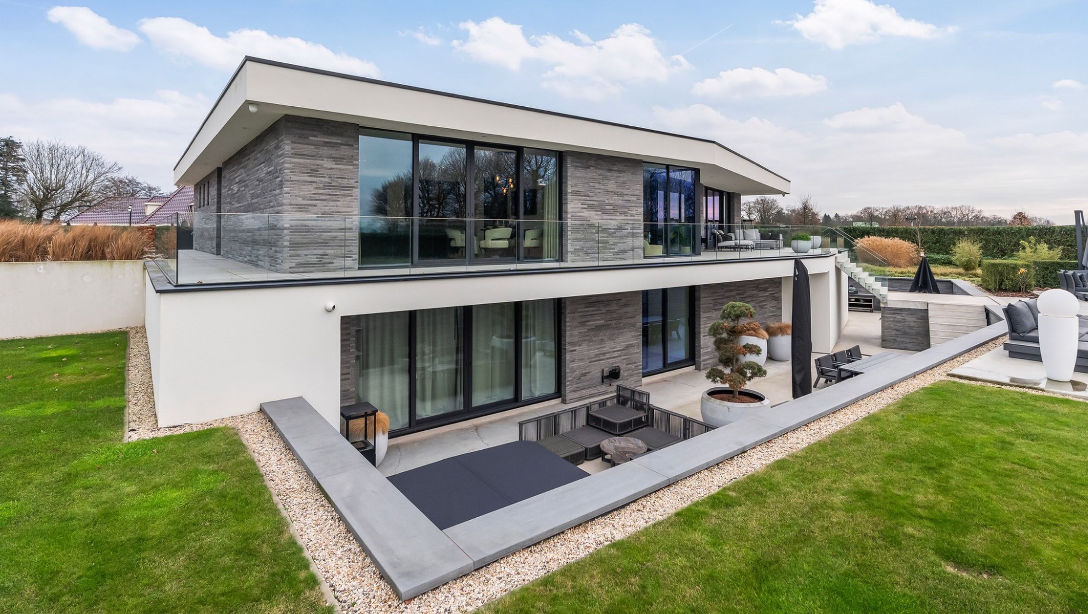 De villa van Gio Latooy in Sint-Willebrord