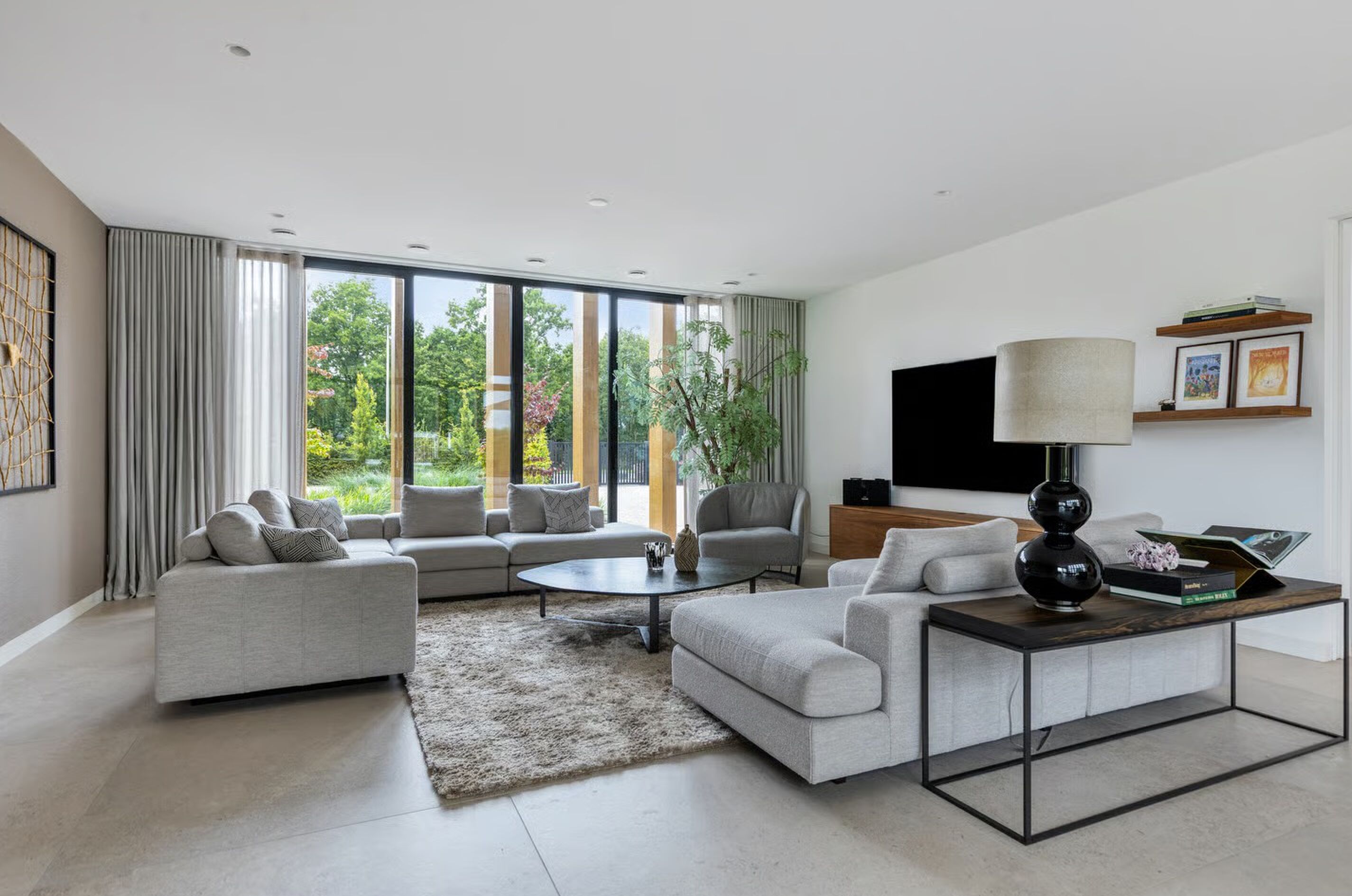 De woonkamer van de villa in Oud-Beijerland