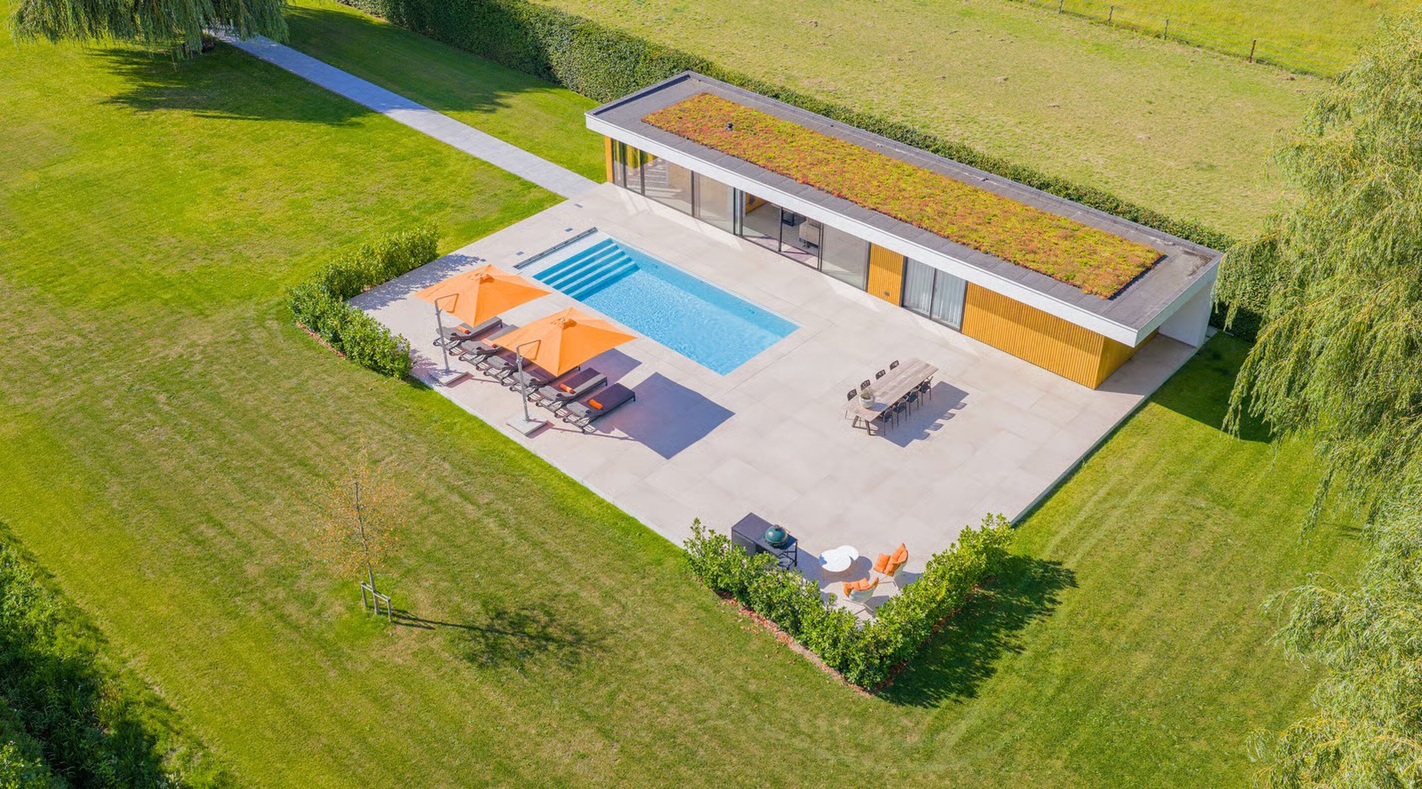 Het poolhouse van de villa in Oud-Beijerland