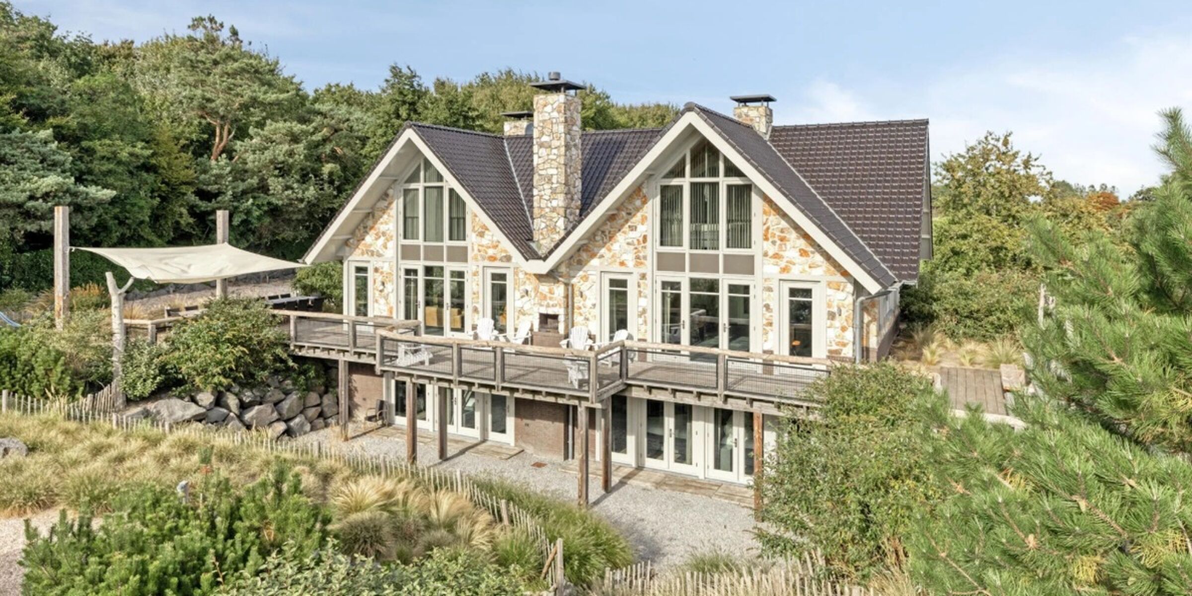 Waanzinnige duinvilla in Noordwijk met gigantische vijver en uitgebreide wellness die ooit schitterd