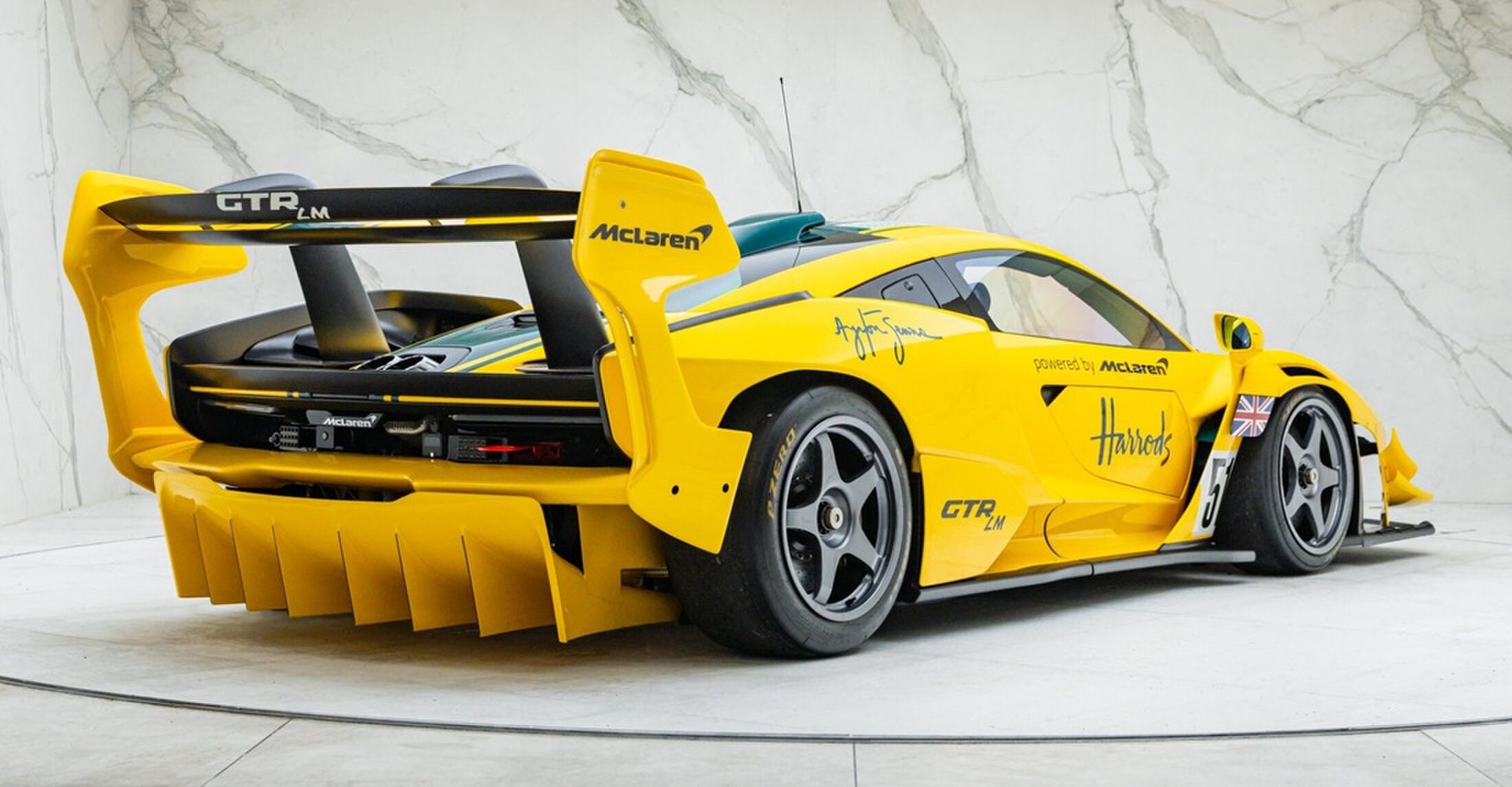 De achterzijde van de McLaren Senna GTR LM