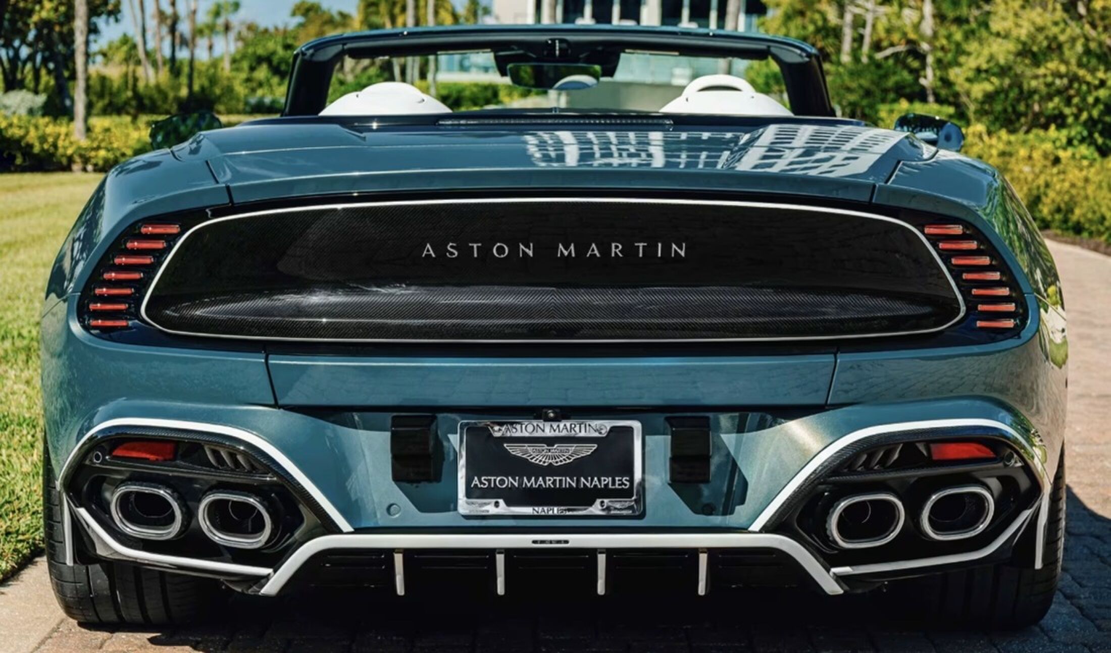 De achterzijde van de Aston Martin Vanquish Volante Wave Edition