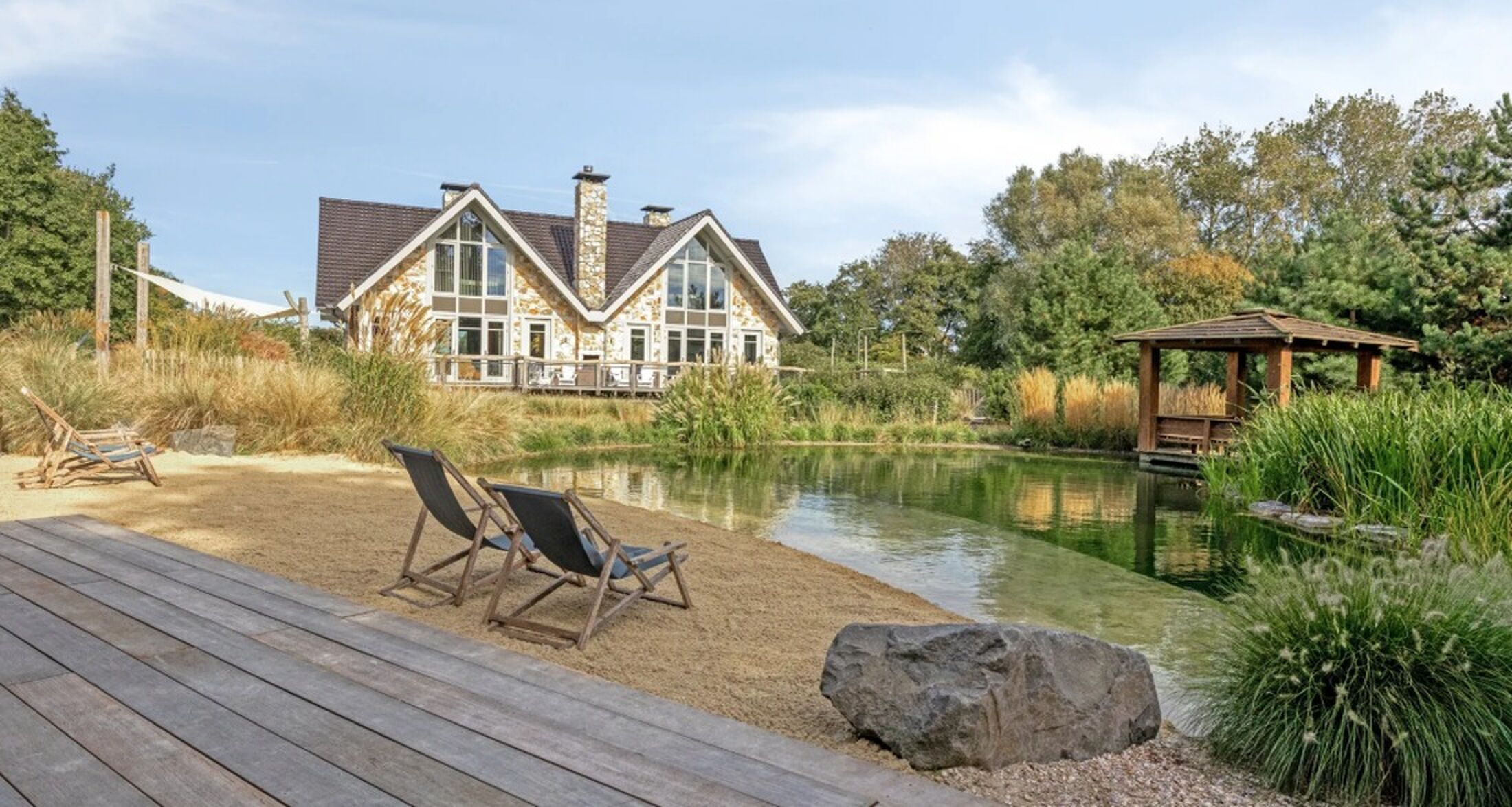 De vijver aan de achterkant van de duinvilla in Noordwijk