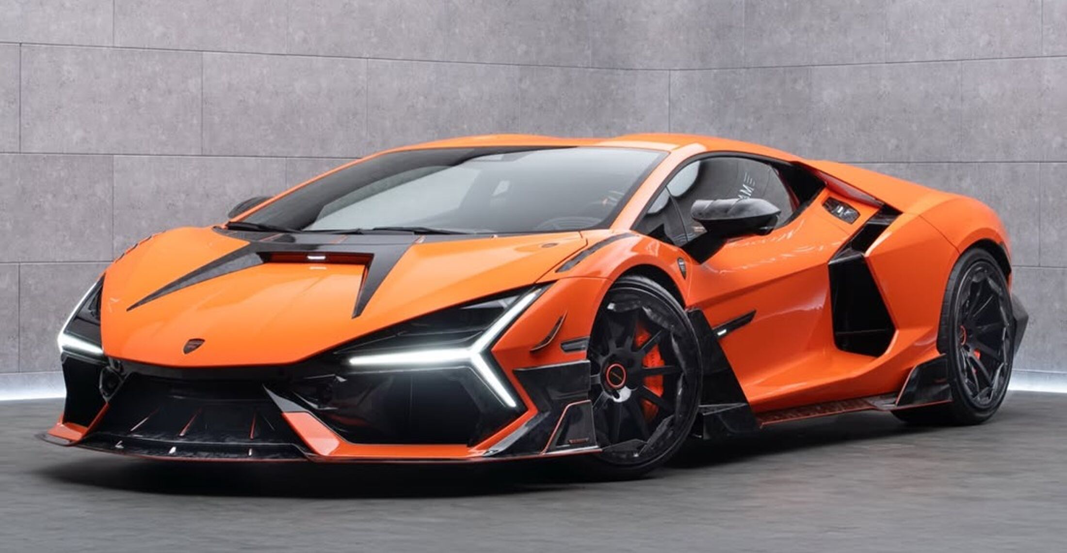 De voorzijde van de door Mansory aangepaste Revuelto